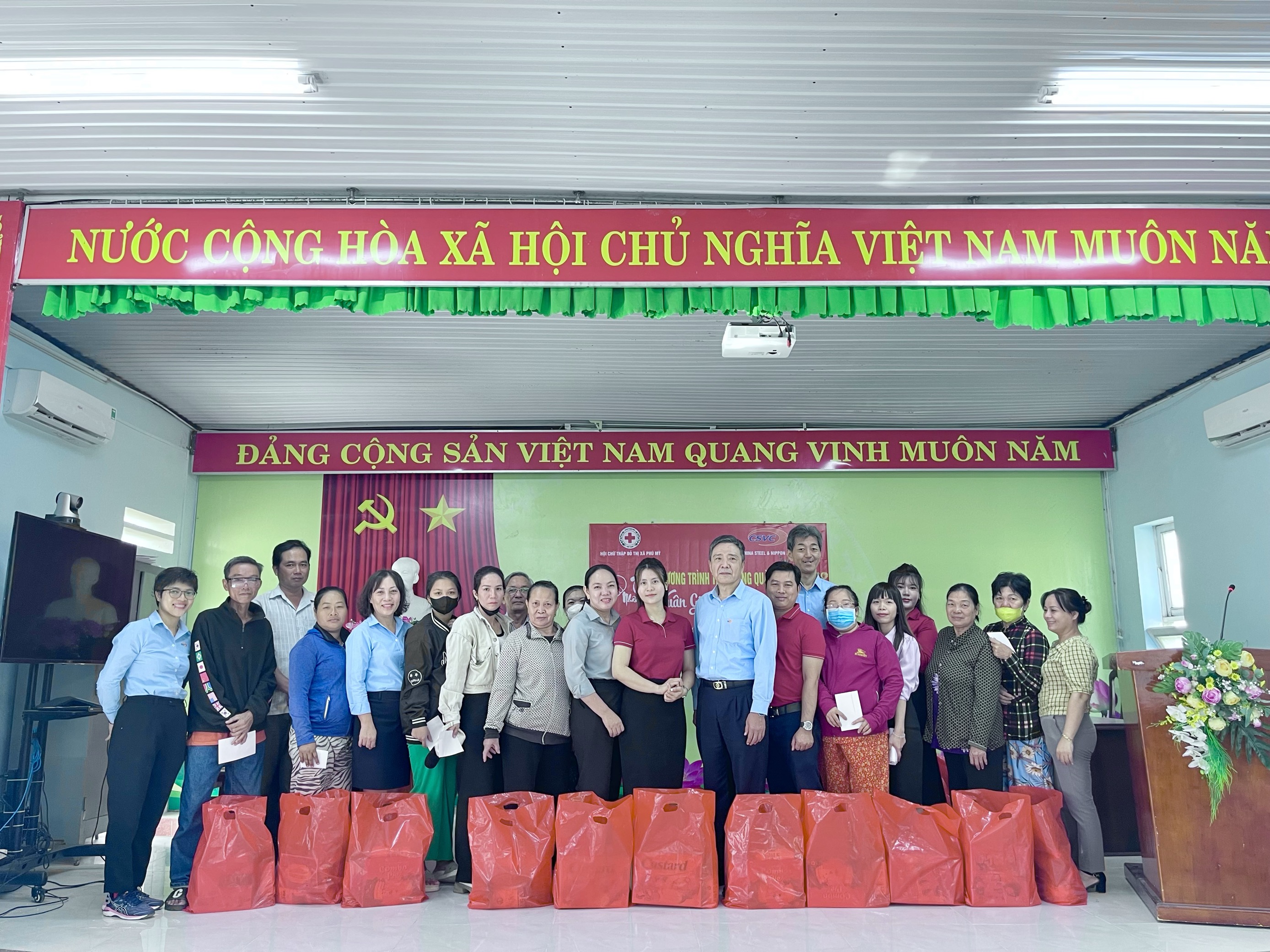 GIVING GIFTS TO PEOPLE IN DIFFICULT CIRCUMSTANCES ON THE OCCASION OF THE 2024 LUNAR NEW YEAR