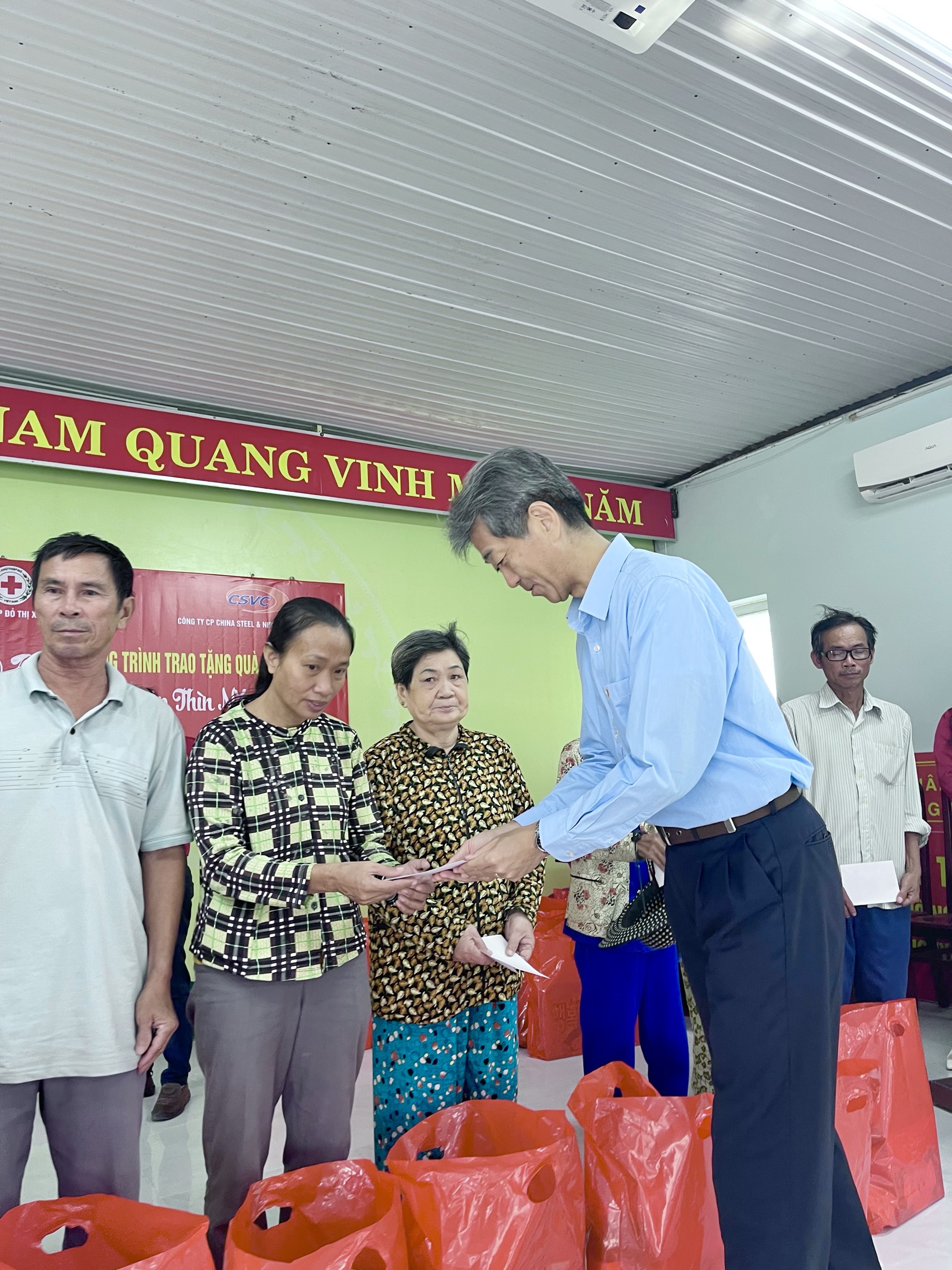 GIVING GIFTS TO PEOPLE IN DIFFICULT CIRCUMSTANCES ON THE OCCASION OF THE 2024 LUNAR NEW YEAR