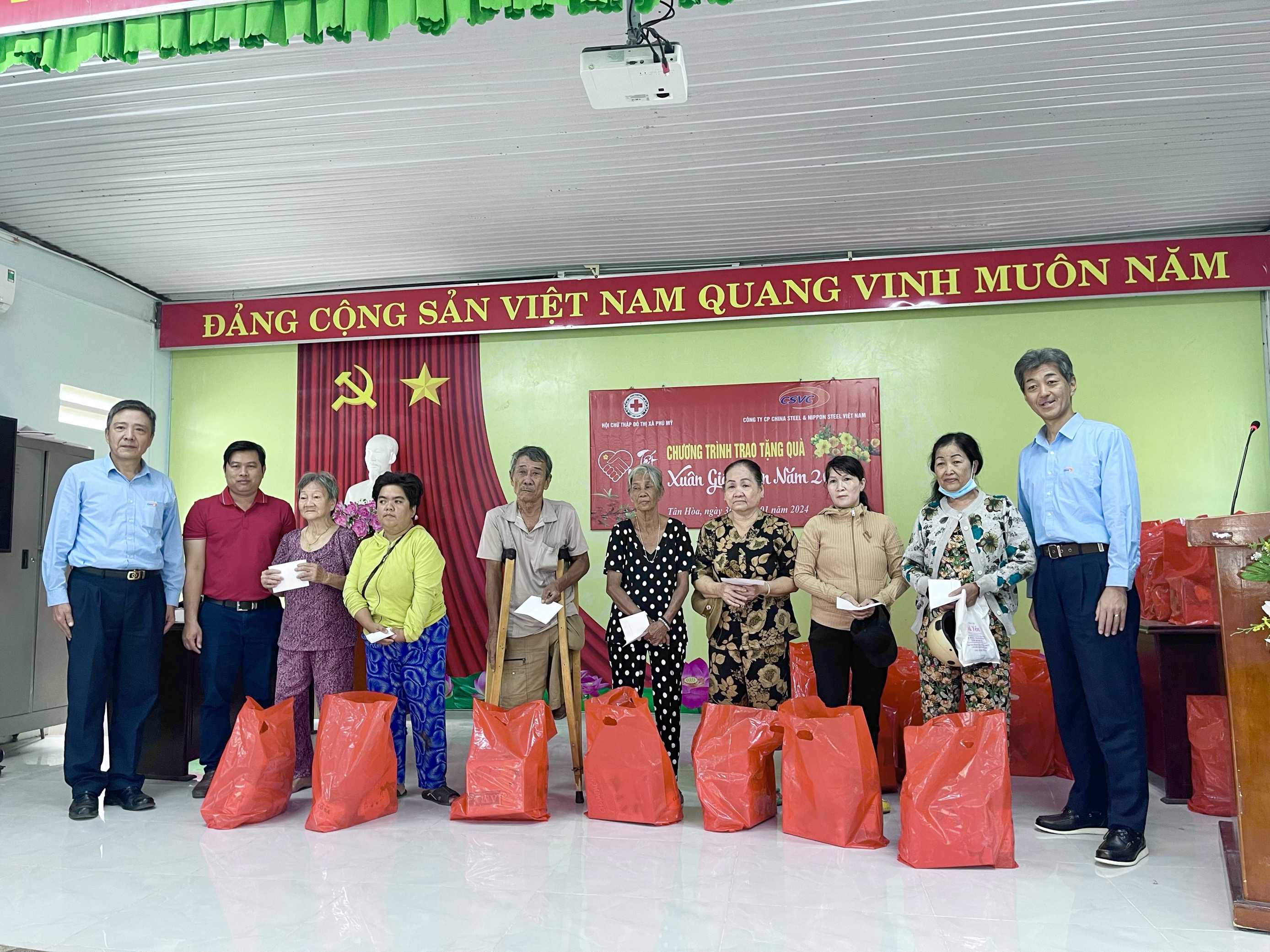 GIVING GIFTS TO PEOPLE IN DIFFICULT CIRCUMSTANCES ON THE OCCASION OF THE 2024 LUNAR NEW YEAR