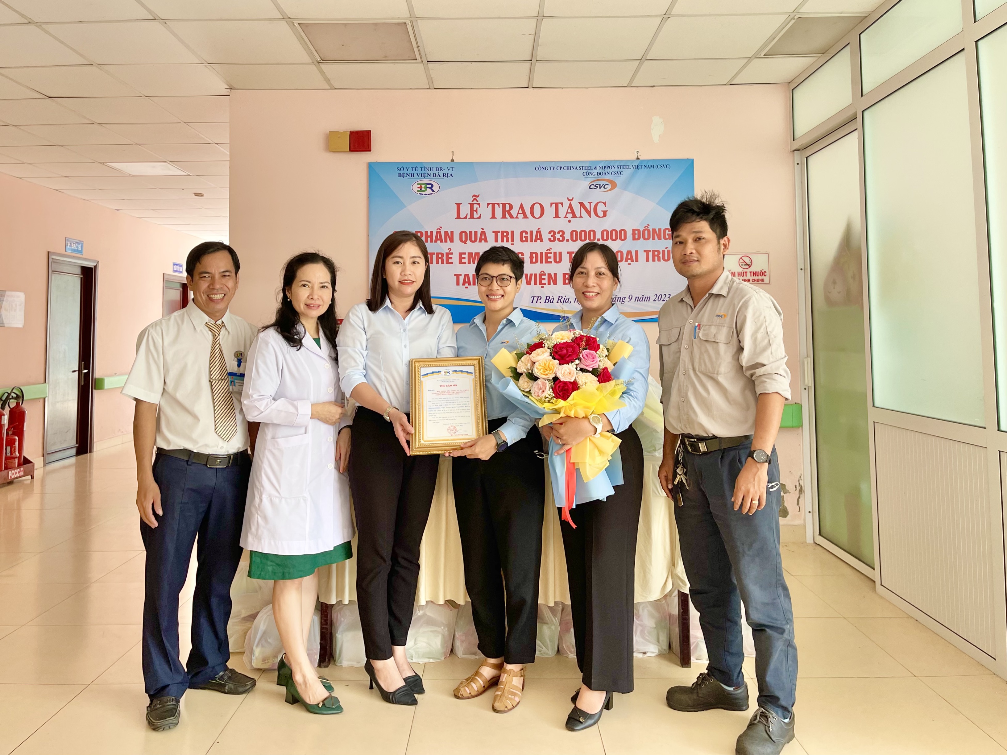 GIVING GIFTS TO HIV-INFECTED CHILDREN WHO ARE UNDERGOING OUTPATIENT TREATMENT AT BA RIA HOSPITAL ON THE OCCASION OF MID-AUTUMN FESTIVAL