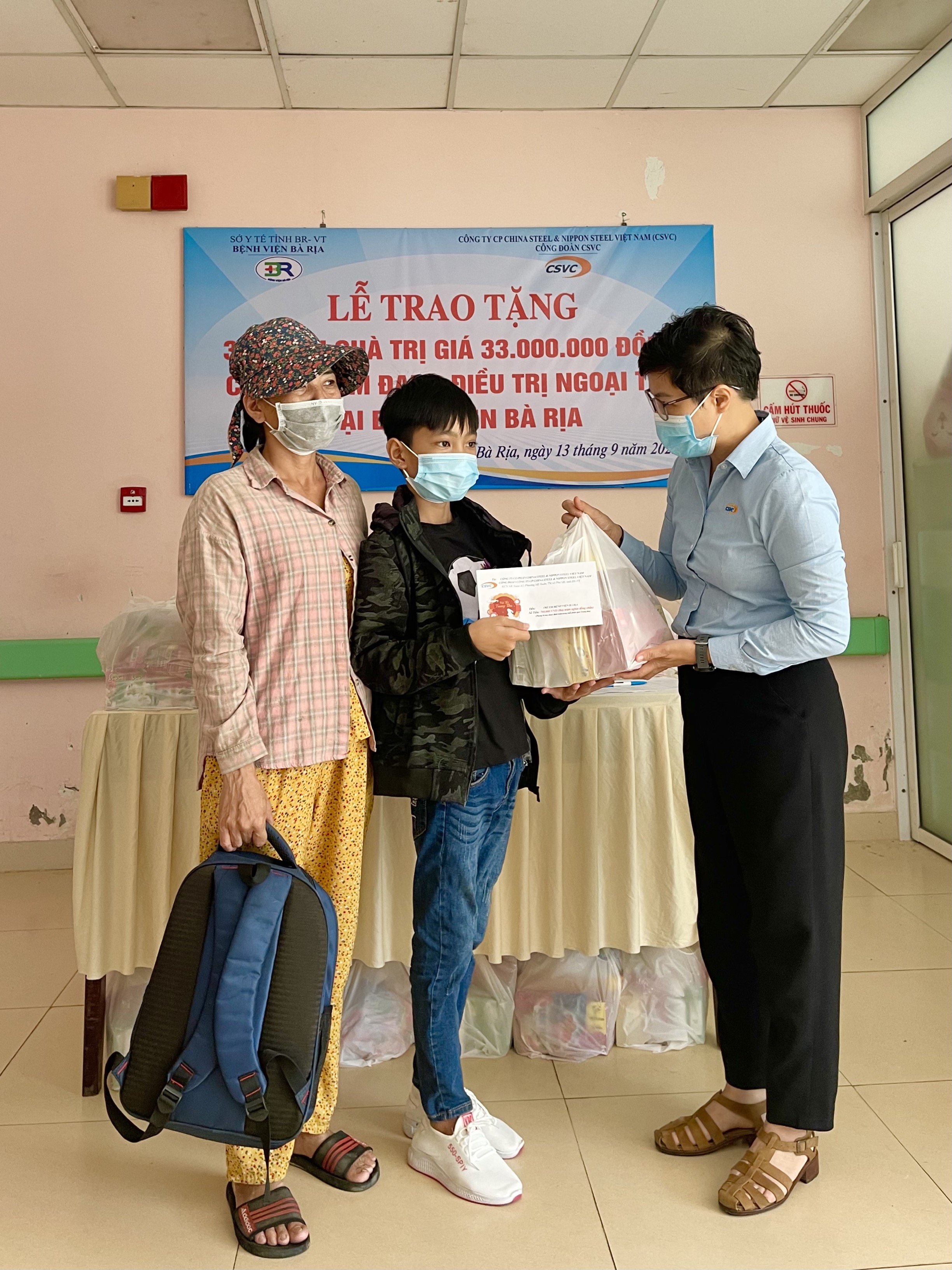 GIVING GIFTS TO HIV-INFECTED CHILDREN WHO ARE UNDERGOING OUTPATIENT TREATMENT AT BA RIA HOSPITAL ON THE OCCASION OF MID-AUTUMN FESTIVAL