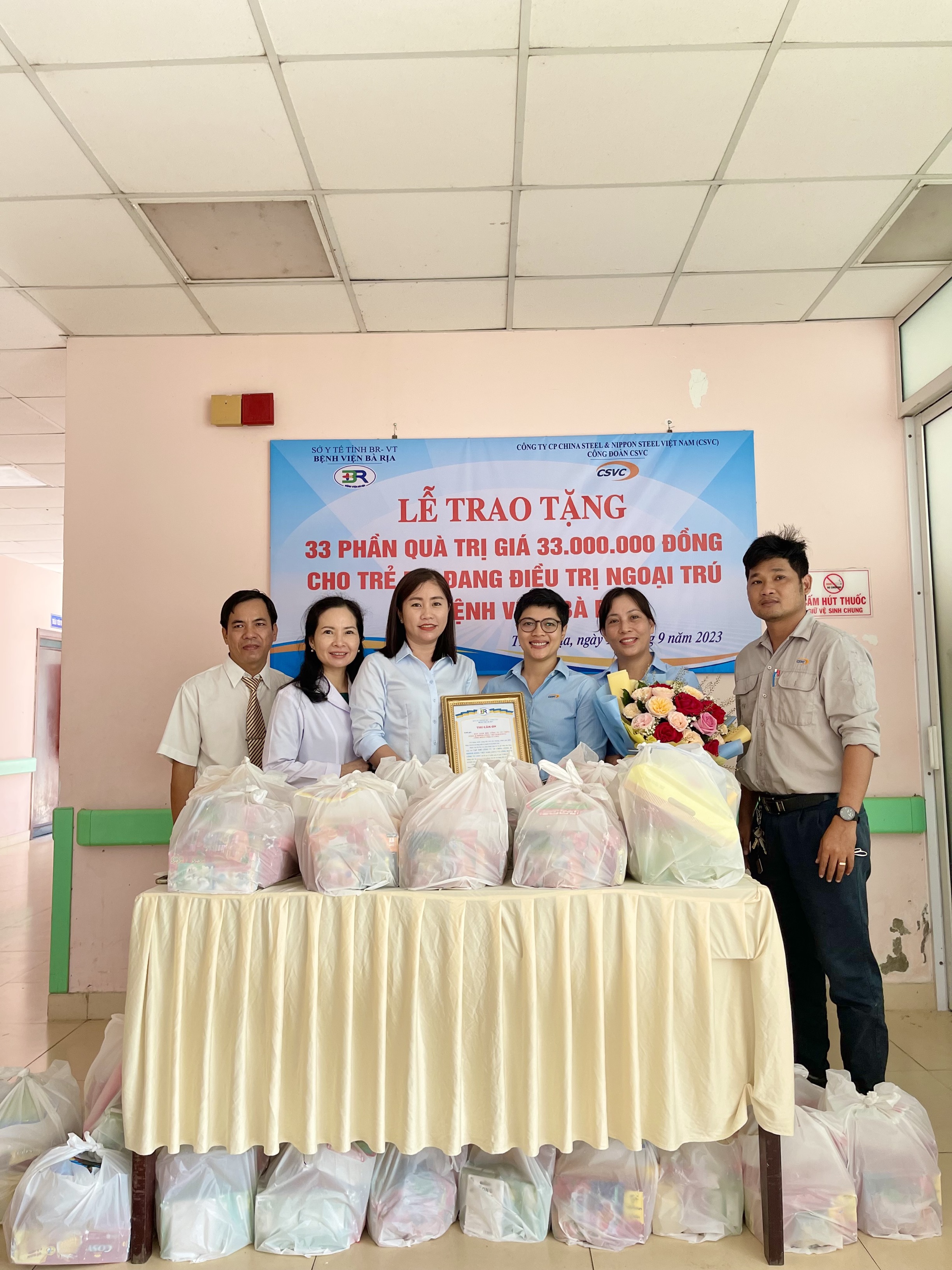 GIVING GIFTS TO HIV-INFECTED CHILDREN WHO ARE UNDERGOING OUTPATIENT TREATMENT AT BA RIA HOSPITAL ON THE OCCASION OF MID-AUTUMN FESTIVAL