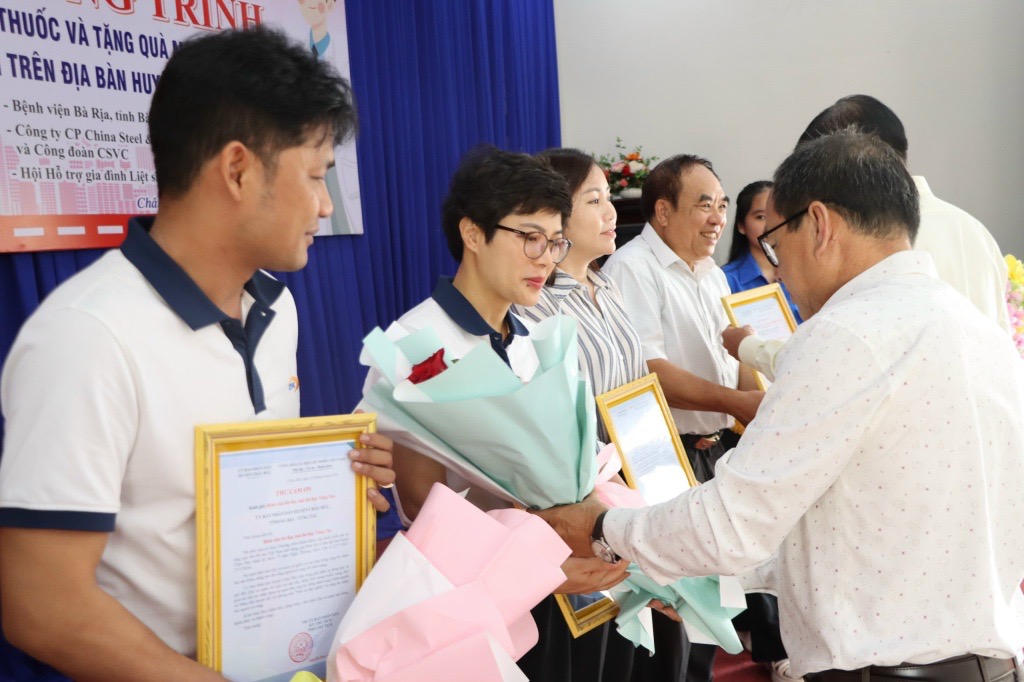 PROGRAM OF FREE MEDICAL EXAMINATION, MEDICINE AND GIVING GIFTS FOR VIETNAMESE HEROIC MOTHER, RELATIVES AND FAMILY OF MARTYRS OF CHAU DUC DISTRICT IN 2024