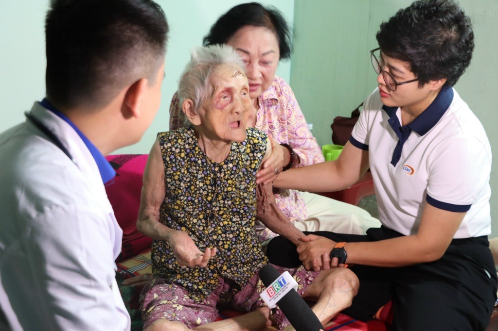 PROGRAM OF FREE MEDICAL EXAMINATION, MEDICINE AND GIVING GIFTS FOR VIETNAMESE HEROIC MOTHER, RELATIVES AND FAMILY OF MARTYRS OF CHAU DUC DISTRICT IN 2024