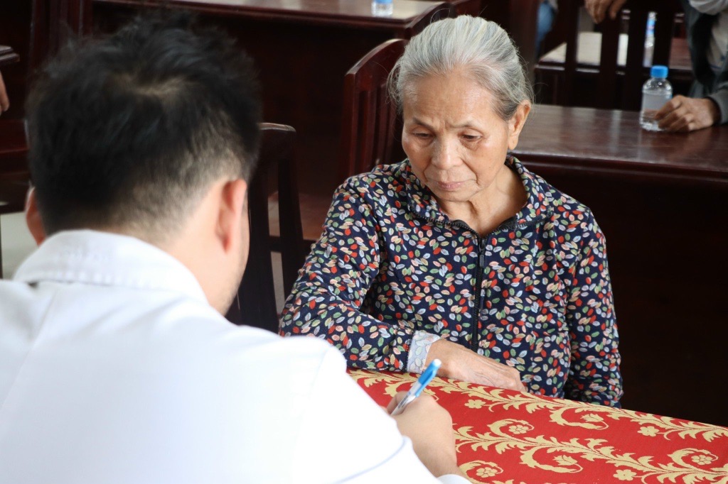 PROGRAM OF FREE MEDICAL EXAMINATION, MEDICINE AND GIVING GIFTS FOR VIETNAMESE HEROIC MOTHER, RELATIVES AND FAMILY OF MARTYRS OF CHAU DUC DISTRICT IN 2024