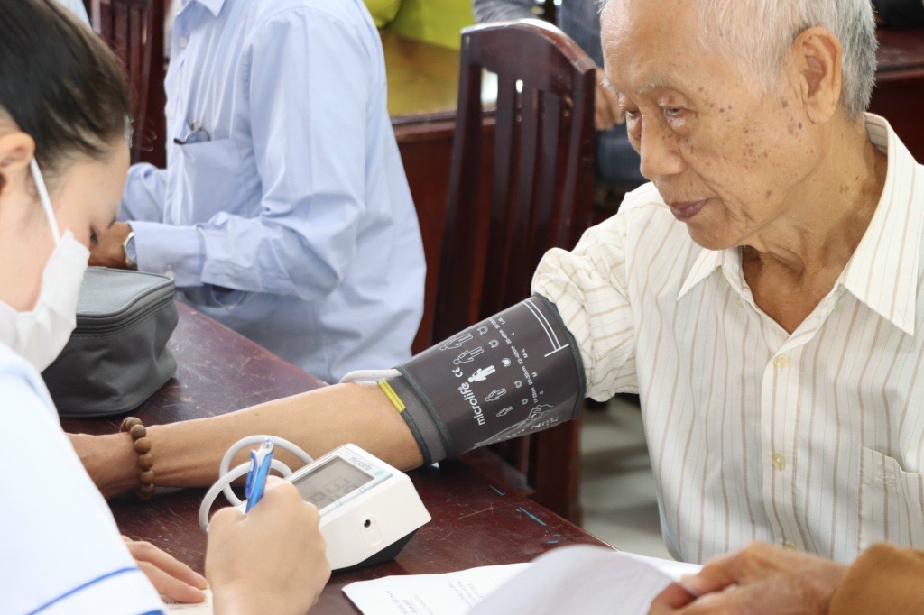 PROGRAM OF FREE MEDICAL EXAMINATION, MEDICINE AND GIVING GIFTS FOR VIETNAMESE HEROIC MOTHER, RELATIVES AND FAMILY OF MARTYRS OF CHAU DUC DISTRICT IN 2024