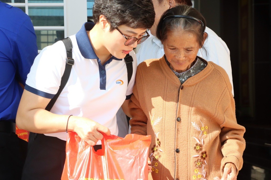 PROGRAM OF FREE MEDICAL EXAMINATION, MEDICINE AND GIVING GIFTS FOR VIETNAMESE HEROIC MOTHER, RELATIVES AND FAMILY OF MARTYRS OF CHAU DUC DISTRICT IN 2024