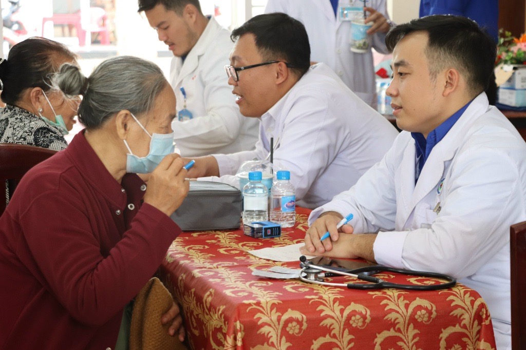 PROGRAM OF FREE MEDICAL EXAMINATION, MEDICINE AND GIVING GIFTS FOR VIETNAMESE HEROIC MOTHER, RELATIVES AND FAMILY OF MARTYRS OF CHAU DUC DISTRICT IN 2024