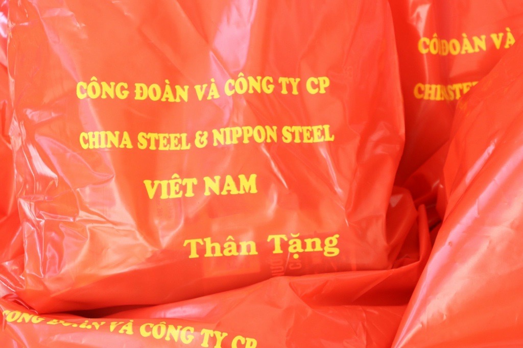 PROGRAM OF FREE MEDICAL EXAMINATION, MEDICINE AND GIVING GIFTS FOR VIETNAMESE HEROIC MOTHER, RELATIVES AND FAMILY OF MARTYRS OF CHAU DUC DISTRICT IN 2024