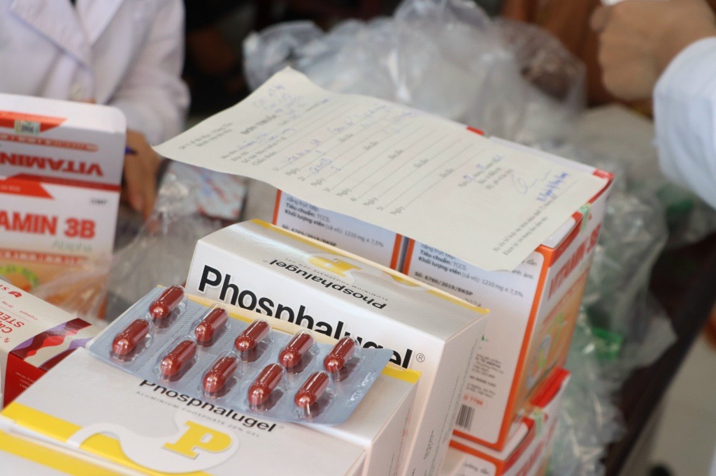 PROGRAM OF FREE MEDICAL EXAMINATION, MEDICINE AND GIVING GIFTS FOR VIETNAMESE HEROIC MOTHER, RELATIVES AND FAMILY OF MARTYRS OF CHAU DUC DISTRICT IN 2024