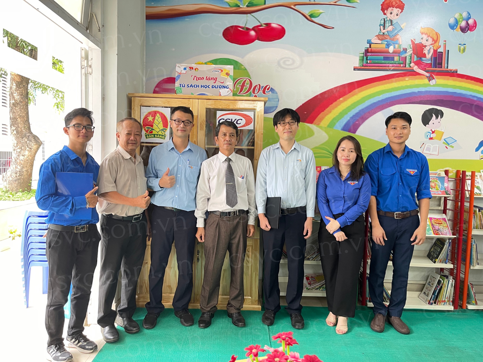 CSVC SPONSORED PHÚ MỸ TOWN YOUNG PIONEERS' ORGANIZATION FOR GIVING 2 BOOKSHELVES AND 300 BOOKS OF VARIOUS TYPES TO SCHOOLS LOCATED IN PHU MY TOWN