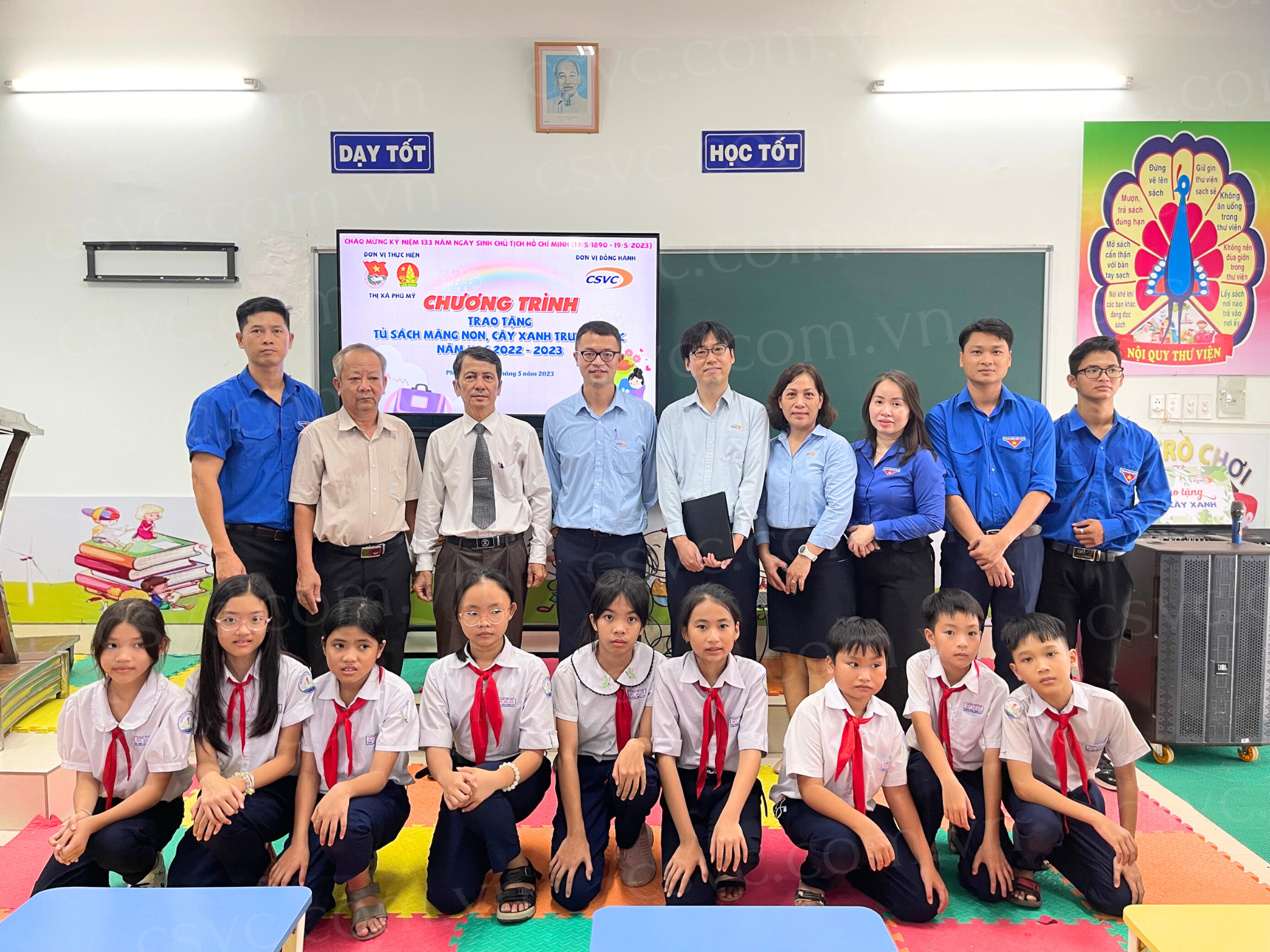 CSVC SPONSORED PHÚ MỸ TOWN YOUNG PIONEERS' ORGANIZATION FOR GIVING 2 BOOKSHELVES AND 300 BOOKS OF VARIOUS TYPES TO SCHOOLS LOCATED IN PHU MY TOWN