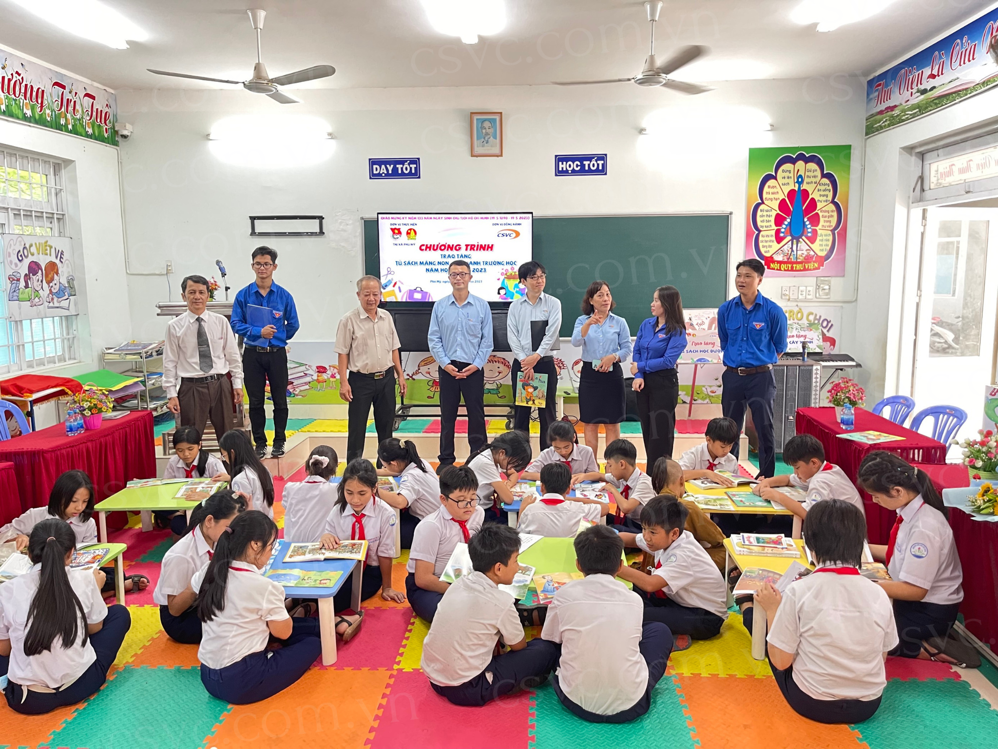 CSVC SPONSORED PHÚ MỸ TOWN YOUNG PIONEERS' ORGANIZATION FOR GIVING 2 BOOKSHELVES AND 300 BOOKS OF VARIOUS TYPES TO SCHOOLS LOCATED IN PHU MY TOWN