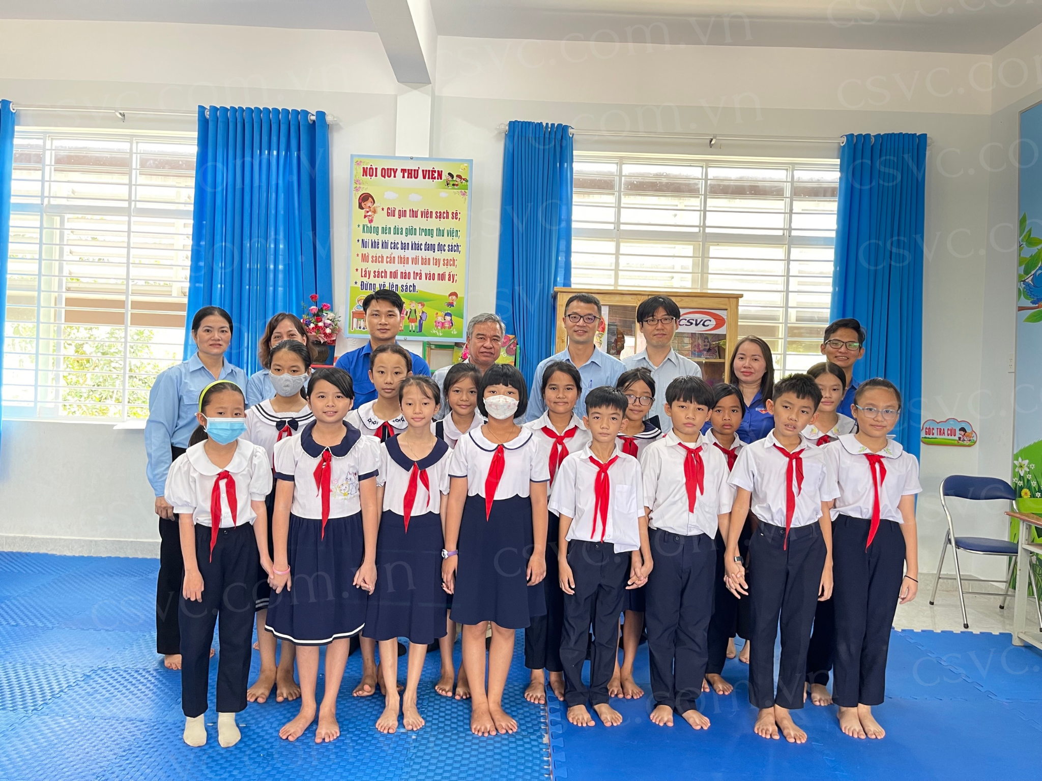 CSVC SPONSORED PHÚ MỸ TOWN YOUNG PIONEERS' ORGANIZATION FOR GIVING 2 BOOKSHELVES AND 300 BOOKS OF VARIOUS TYPES TO SCHOOLS LOCATED IN PHU MY TOWN