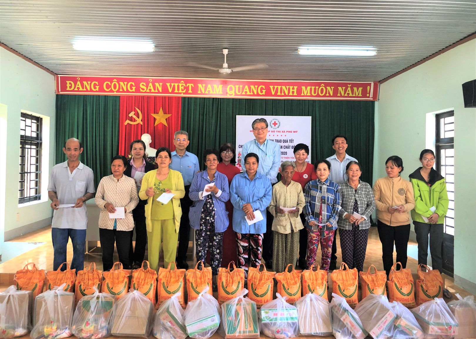 Giving gifts to poor families and agent orange victims