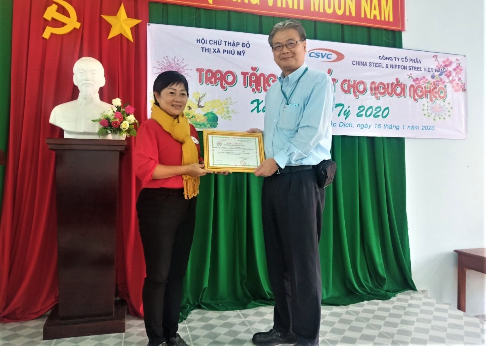 Giving gifts to poor families and agent orange victims