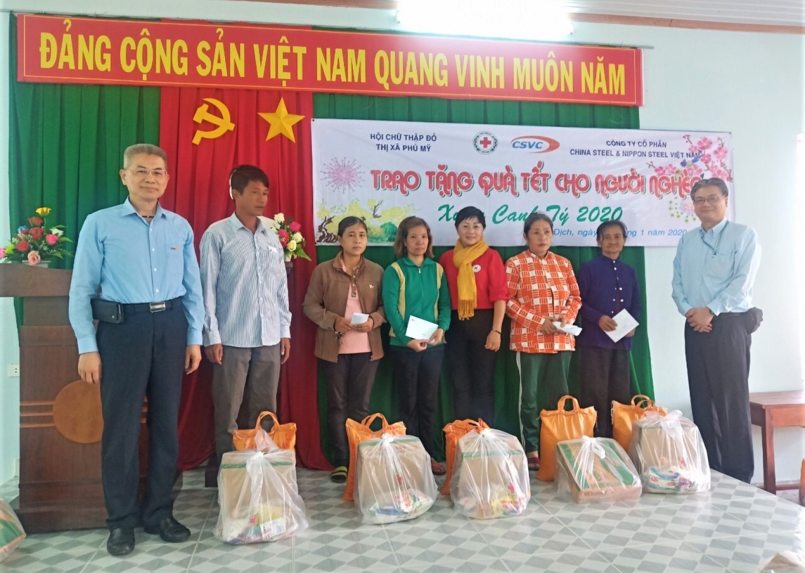 Giving gifts to poor families and agent orange victims
