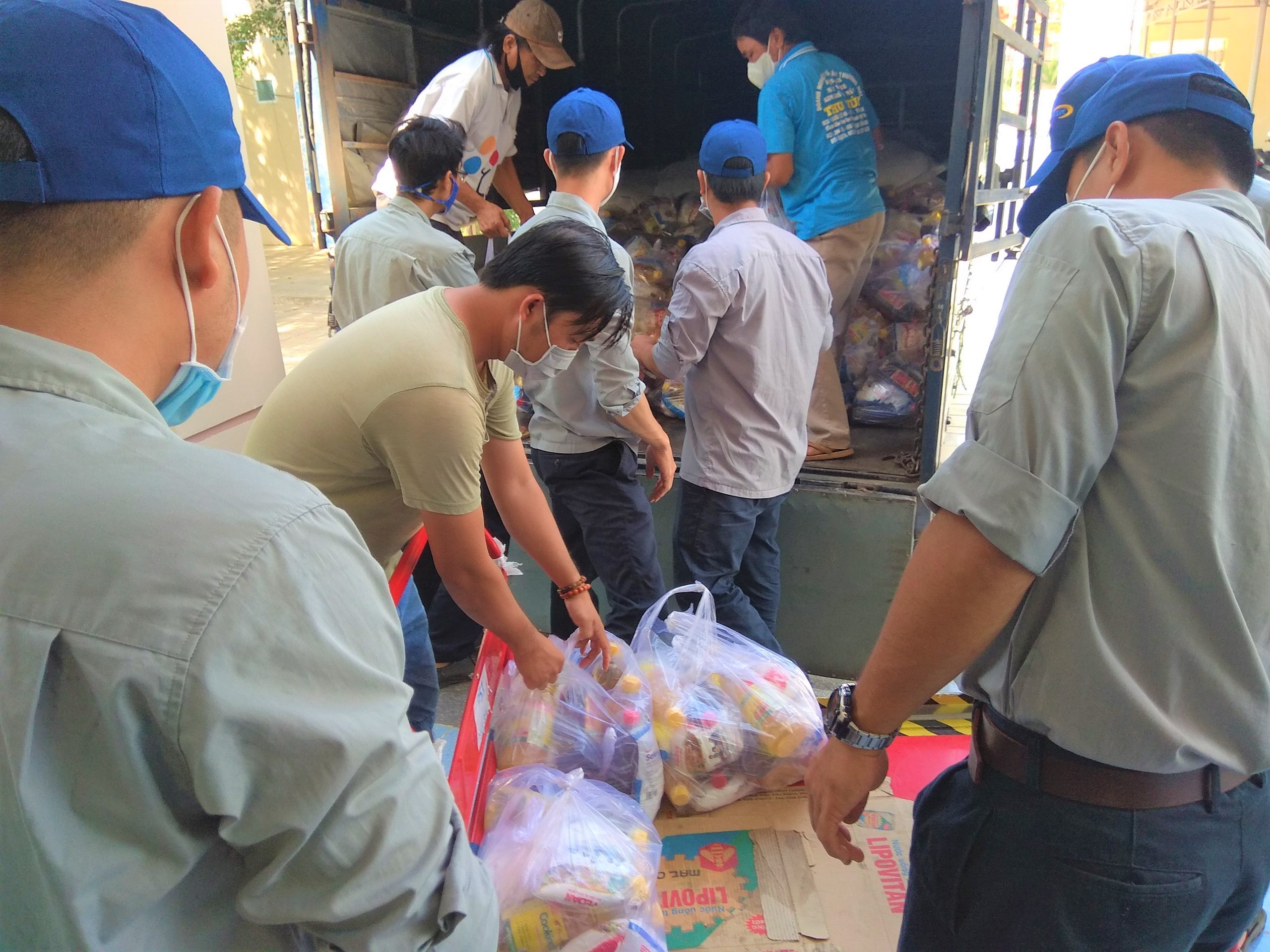 Giving rice for families in difficult circumstances and workers who have lost their job at Phu My town caused by COVID-19