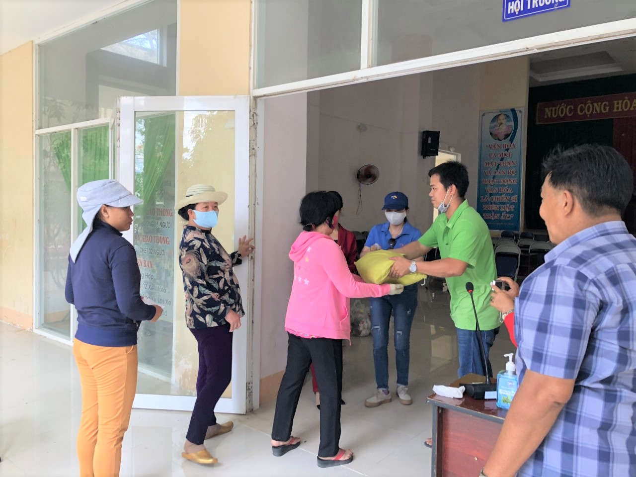 Giving rice for families in difficult circumstances and workers who have lost their job at Phu My town caused by COVID-19