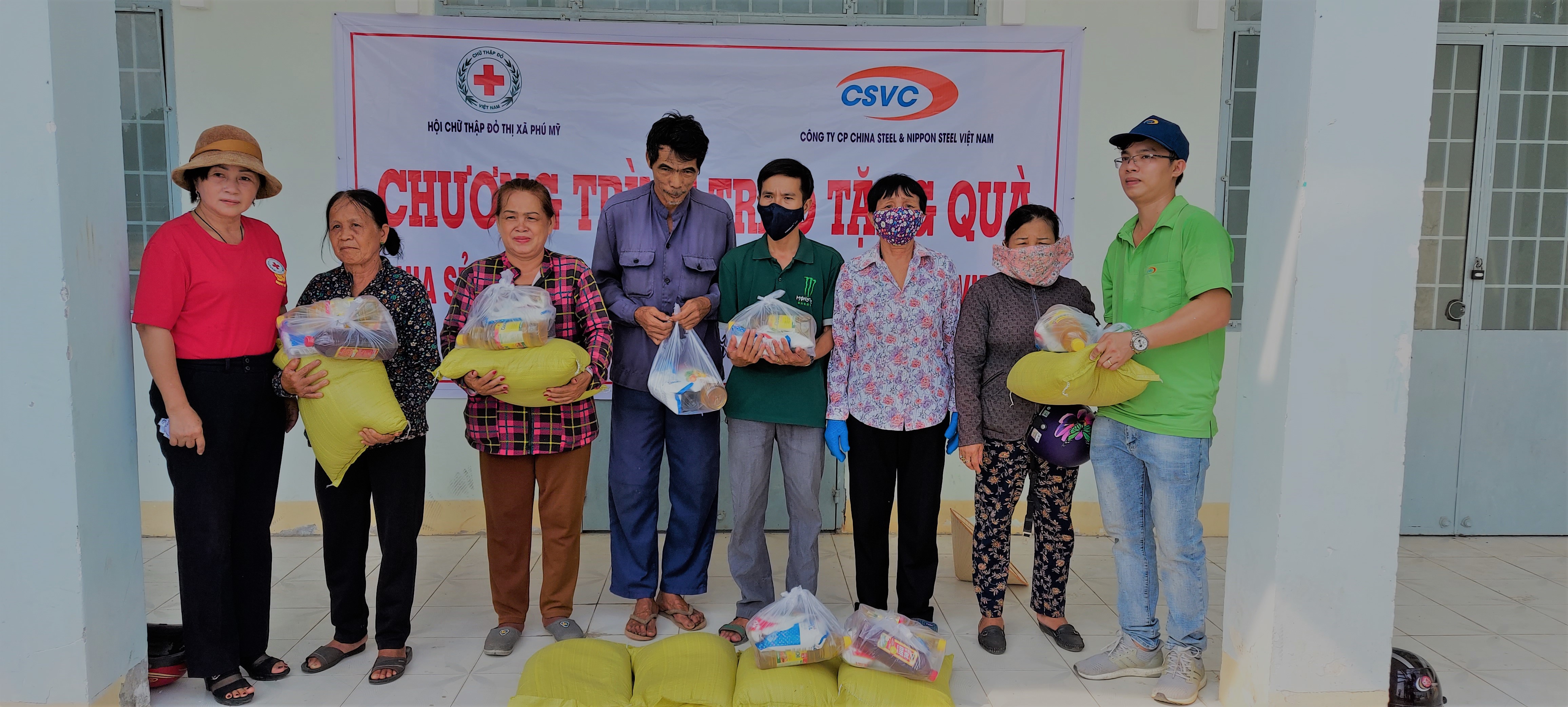 Giving rice for families in difficult circumstances and workers who have lost their job at Phu My town caused by COVID-19