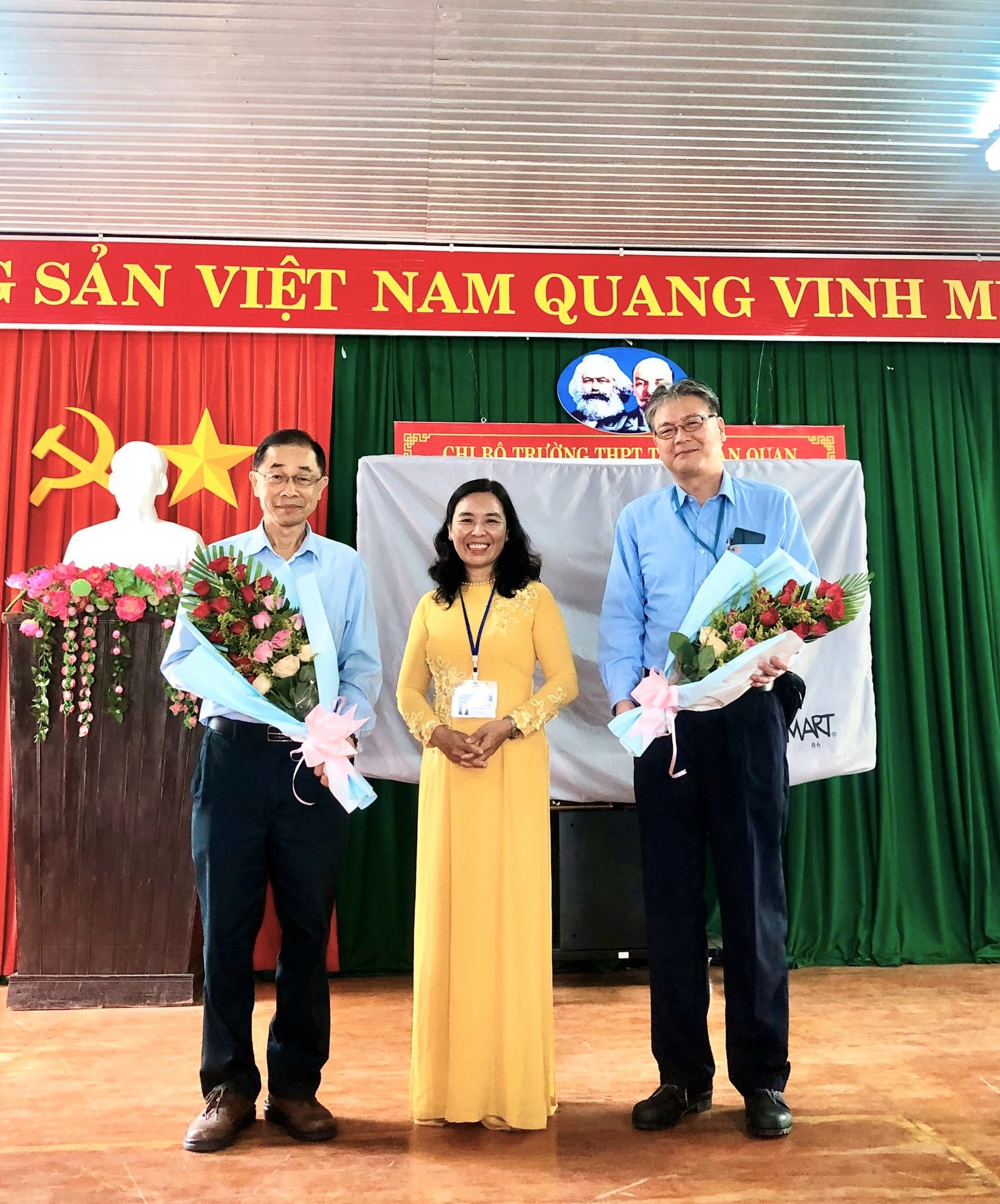 Giving scholarship for outstanding students in difficult circumstance at Tran Van Quan high school, Long Dien district, Ba Ria-Vung Tau province