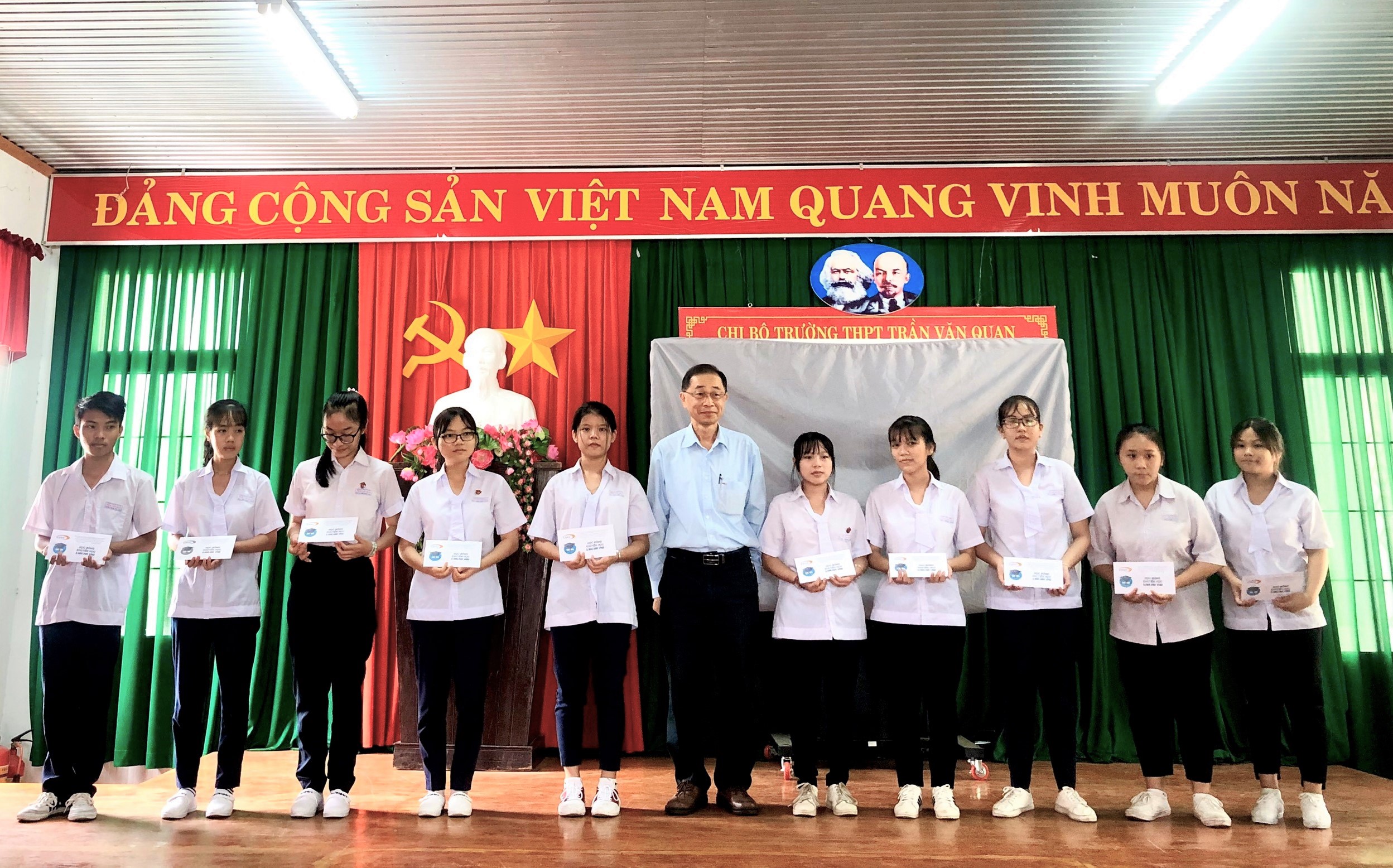 Giving scholarship for outstanding students in difficult circumstance at Tran Van Quan high school, Long Dien district, Ba Ria-Vung Tau province