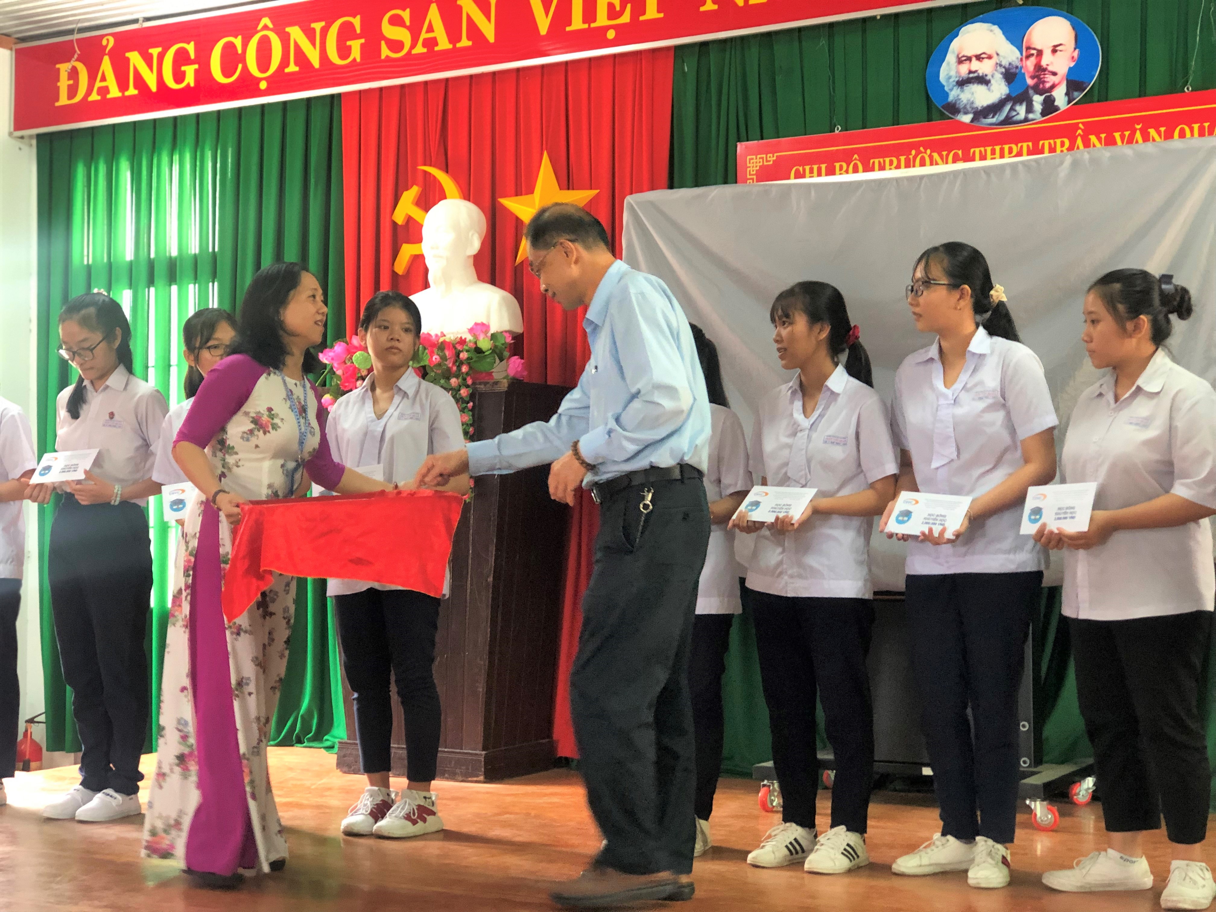 Giving scholarship for outstanding students in difficult circumstance at Tran Van Quan high school, Long Dien district, Ba Ria-Vung Tau province