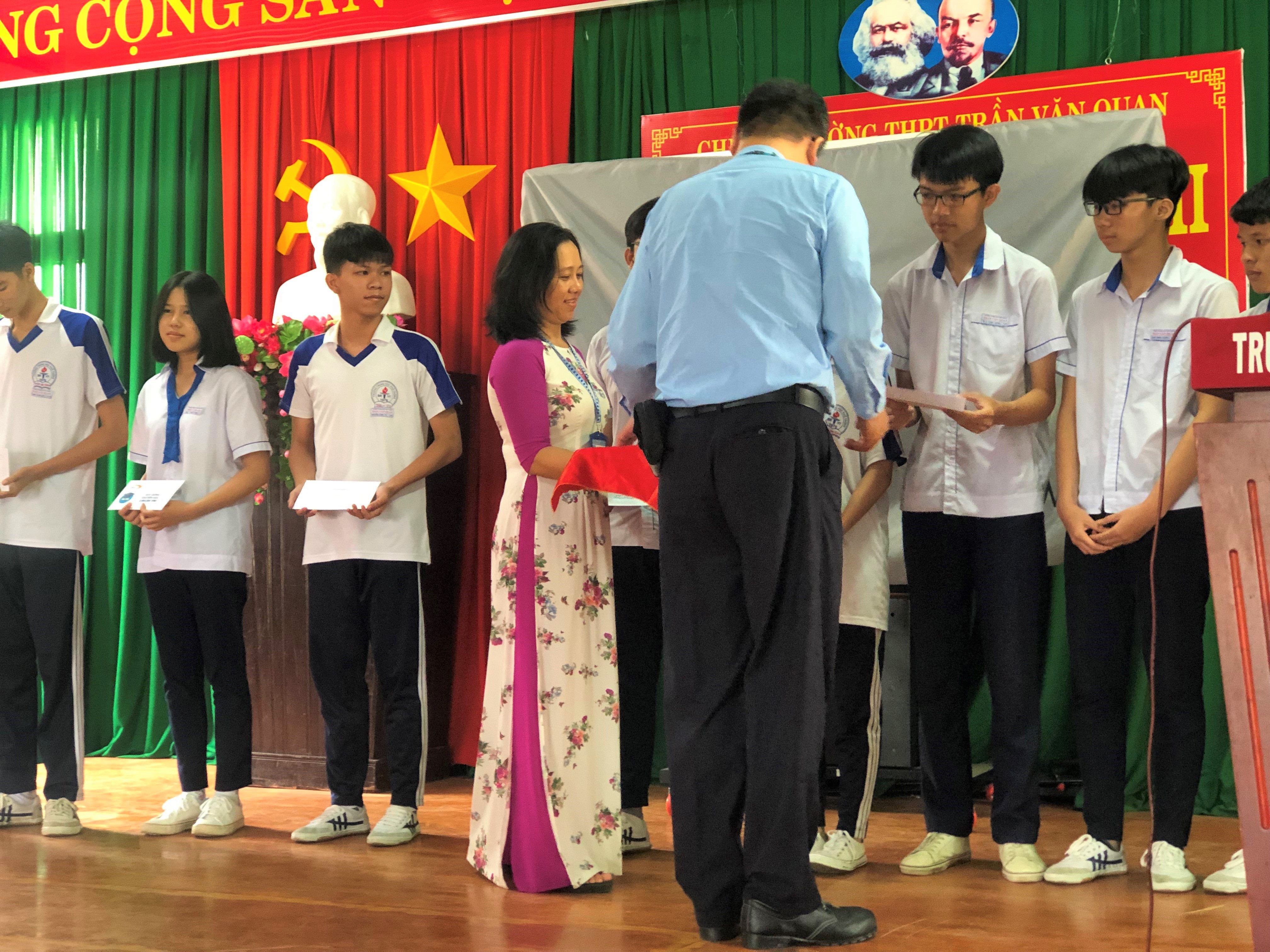 Giving scholarship for outstanding students in difficult circumstance at Tran Van Quan high school, Long Dien district, Ba Ria-Vung Tau province