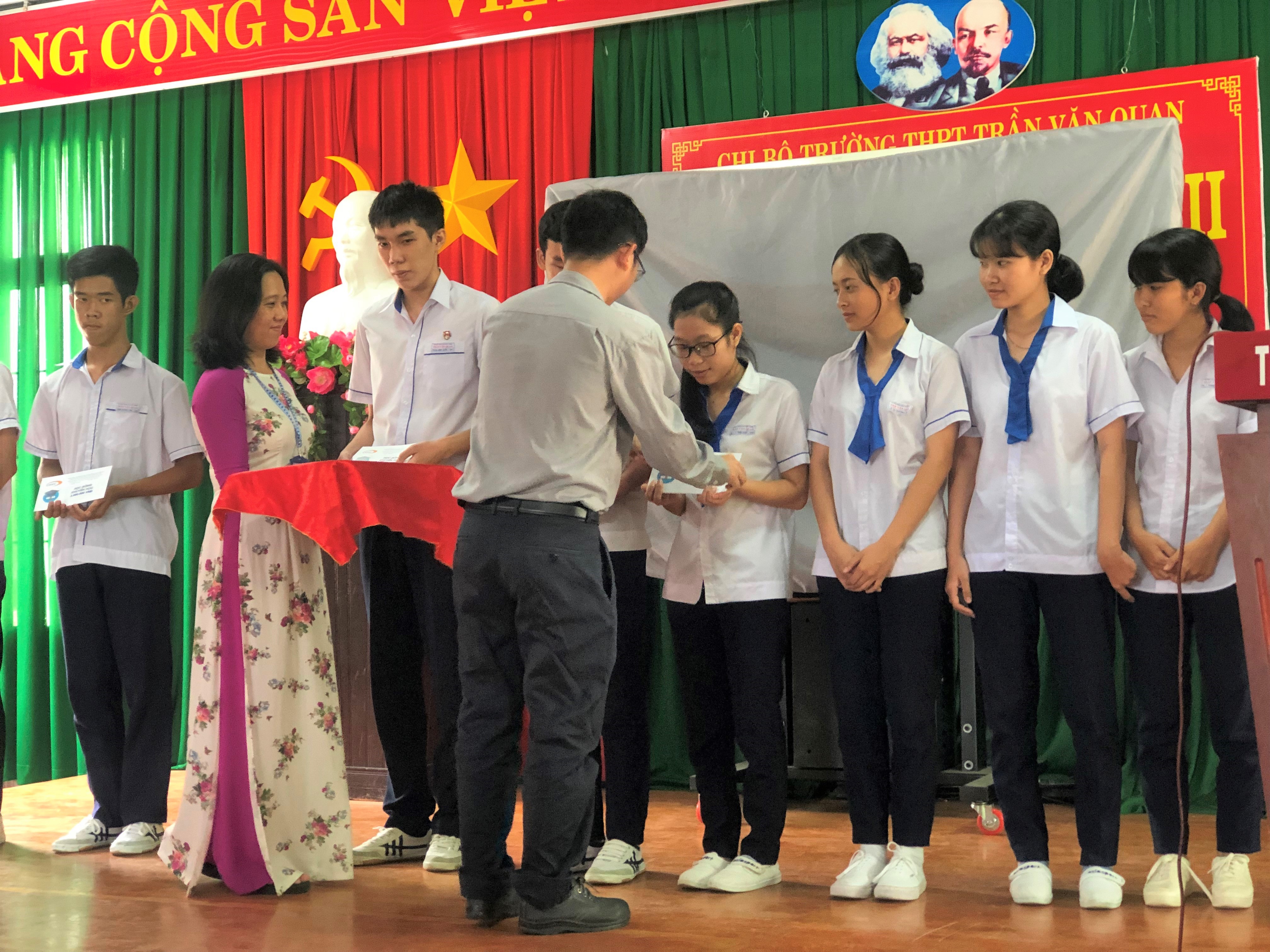 Giving scholarship for outstanding students in difficult circumstance at Tran Van Quan high school, Long Dien district, Ba Ria-Vung Tau province