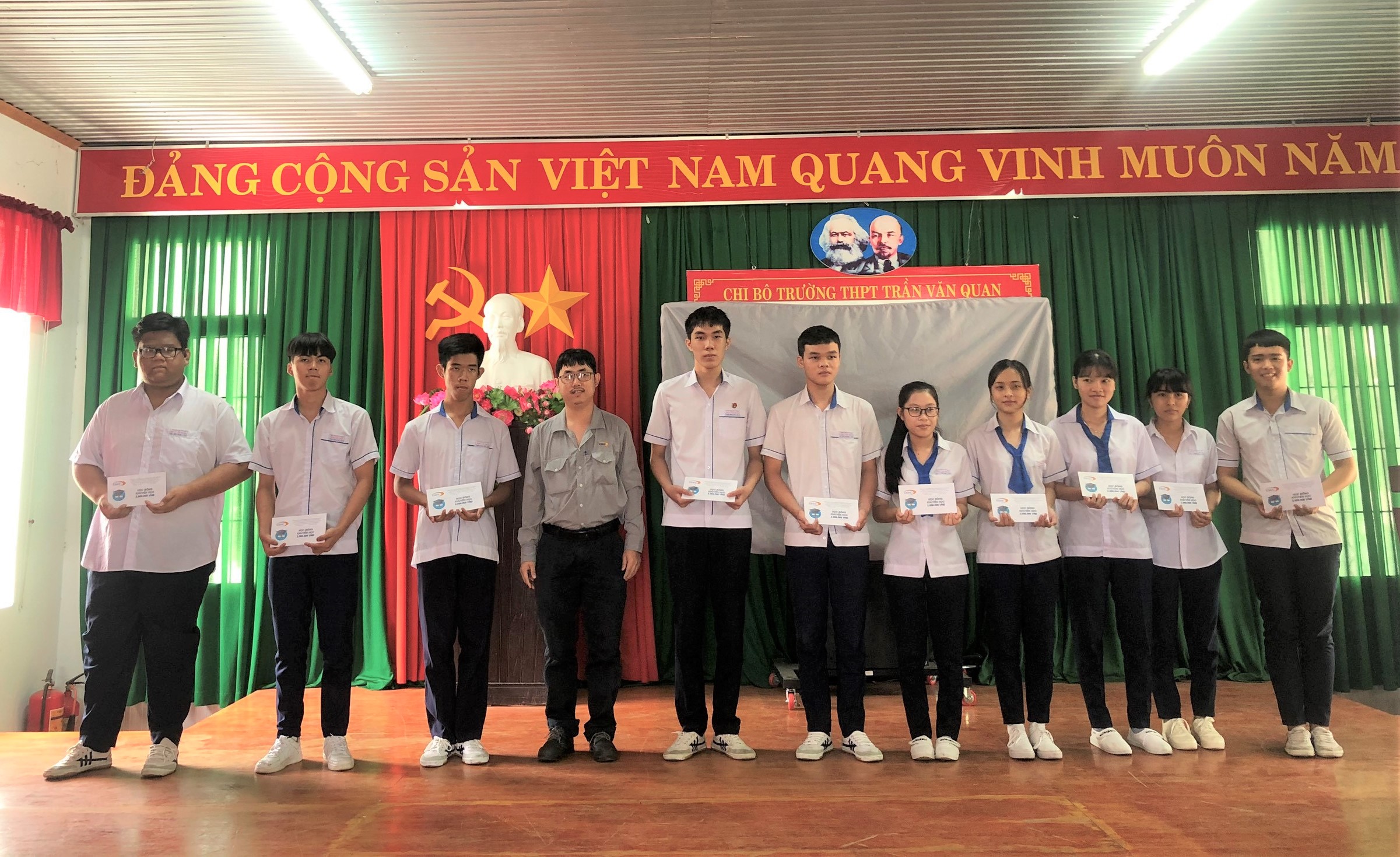 Giving scholarship for outstanding students in difficult circumstance at Tran Van Quan high school, Long Dien district, Ba Ria-Vung Tau province