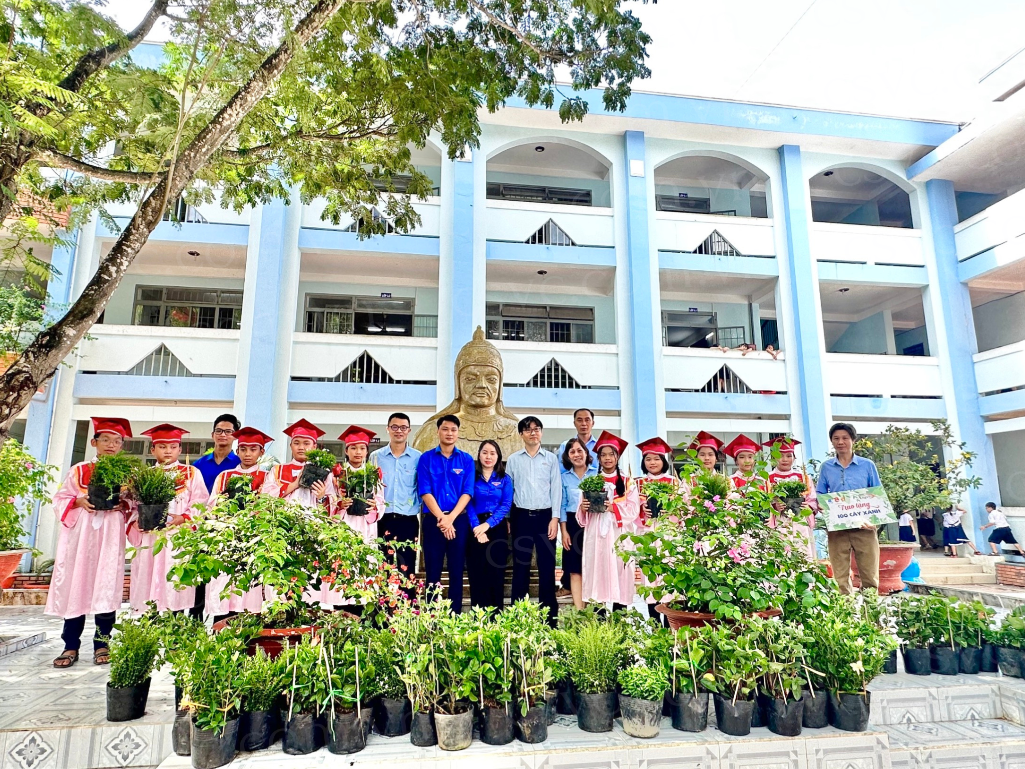 CSVC SPONSORED PHÚ MỸ TOWN YOUNG PIONEERS' ORGANIZATION FOR GIVING 200 YOUNG TREES TO SCHOOLS LOCATED IN PHU MY TOWN