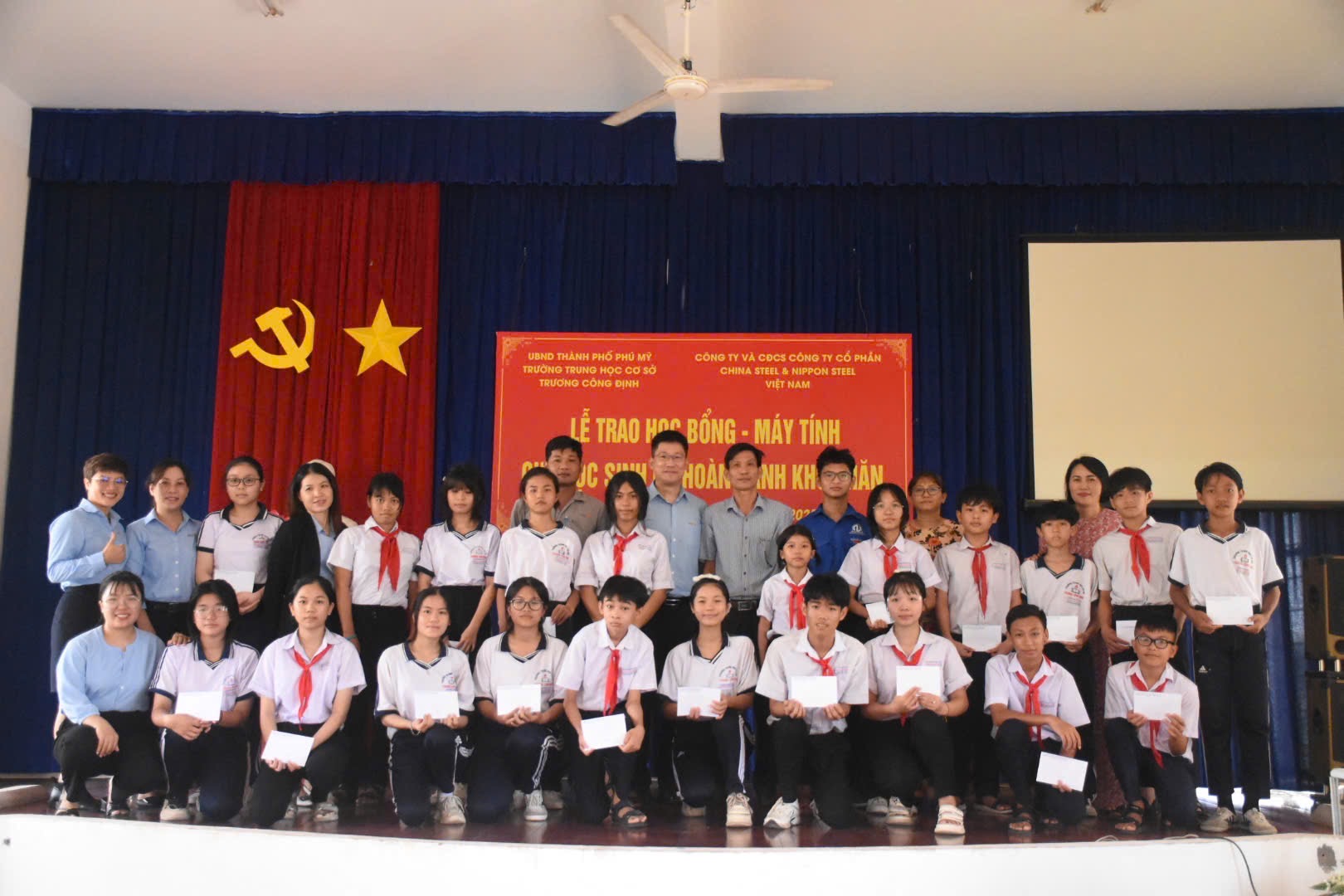 AWARDING SCHOLARSHIPS TO STUDENTS WITH GOOD ACADEMIC PERFORMANCE IN THE 2024-2025 SCHOOL YEAR