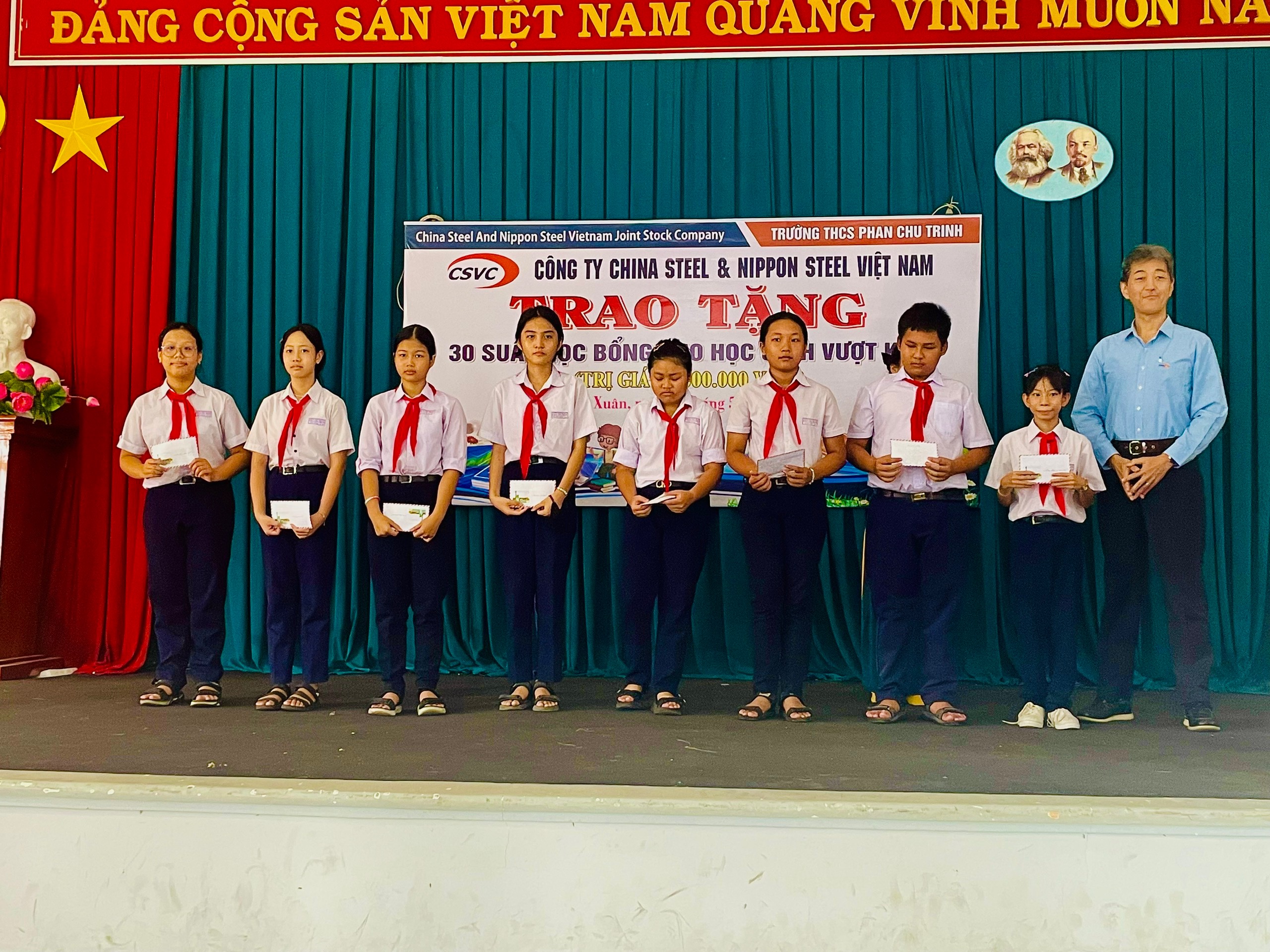 AWARDING SCHOLARSHIPS TO STUDENTS WITH GOOD ACADEMIC PERFORMANCE IN THE 2024-2025 SCHOOL YEAR