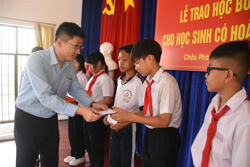 AWARDING SCHOLARSHIPS TO STUDENTS WITH GOOD ACADEMIC PERFORMANCE IN THE 2024-2025 SCHOOL YEAR