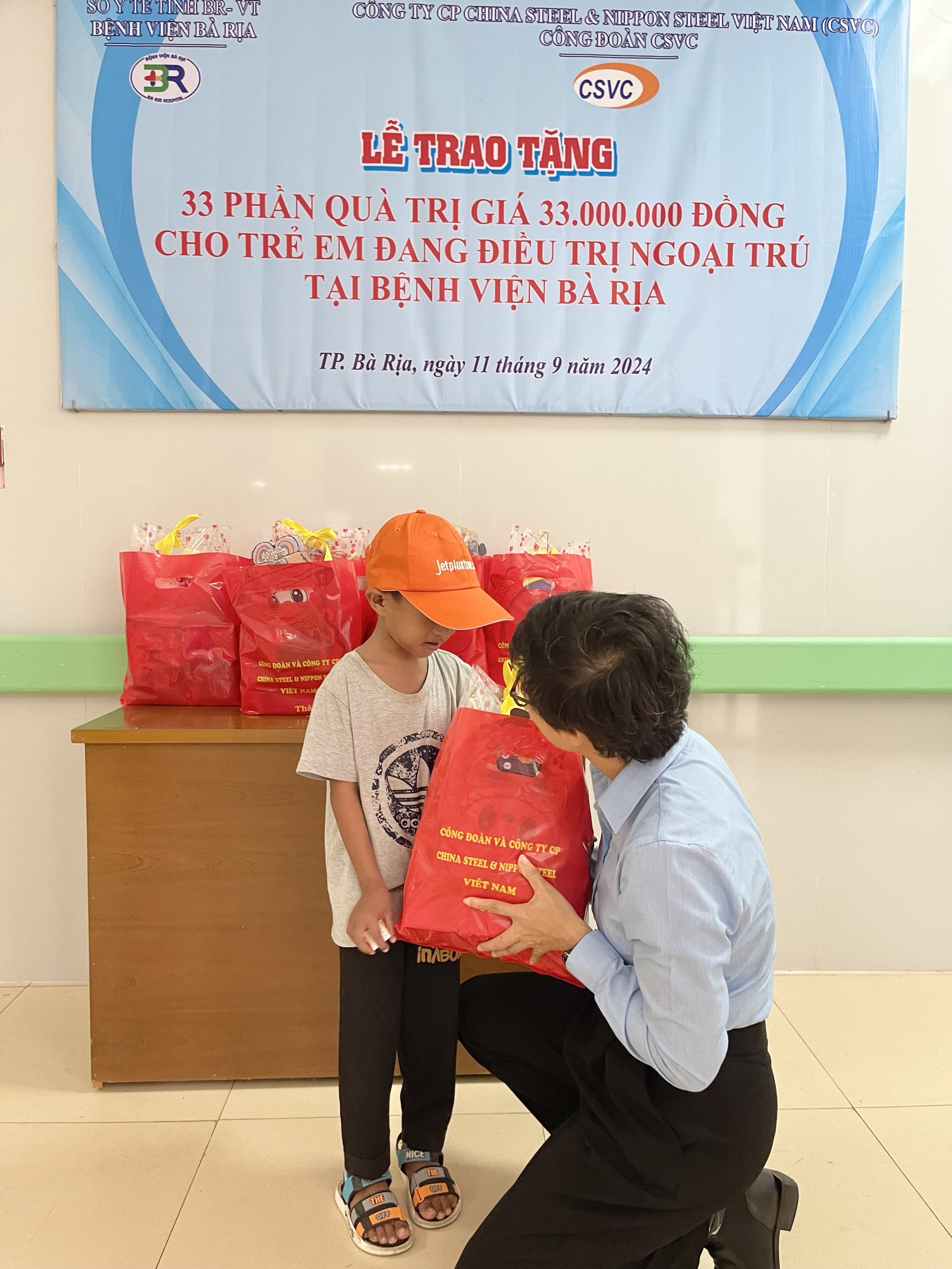 GIVING MID-AUTUMN GIFTS TO HIV-INFECTED CHILDREN WHO ARE UNDERGOING OUTPATIENT TREATMENT AT BA RIA HOSPITAL.