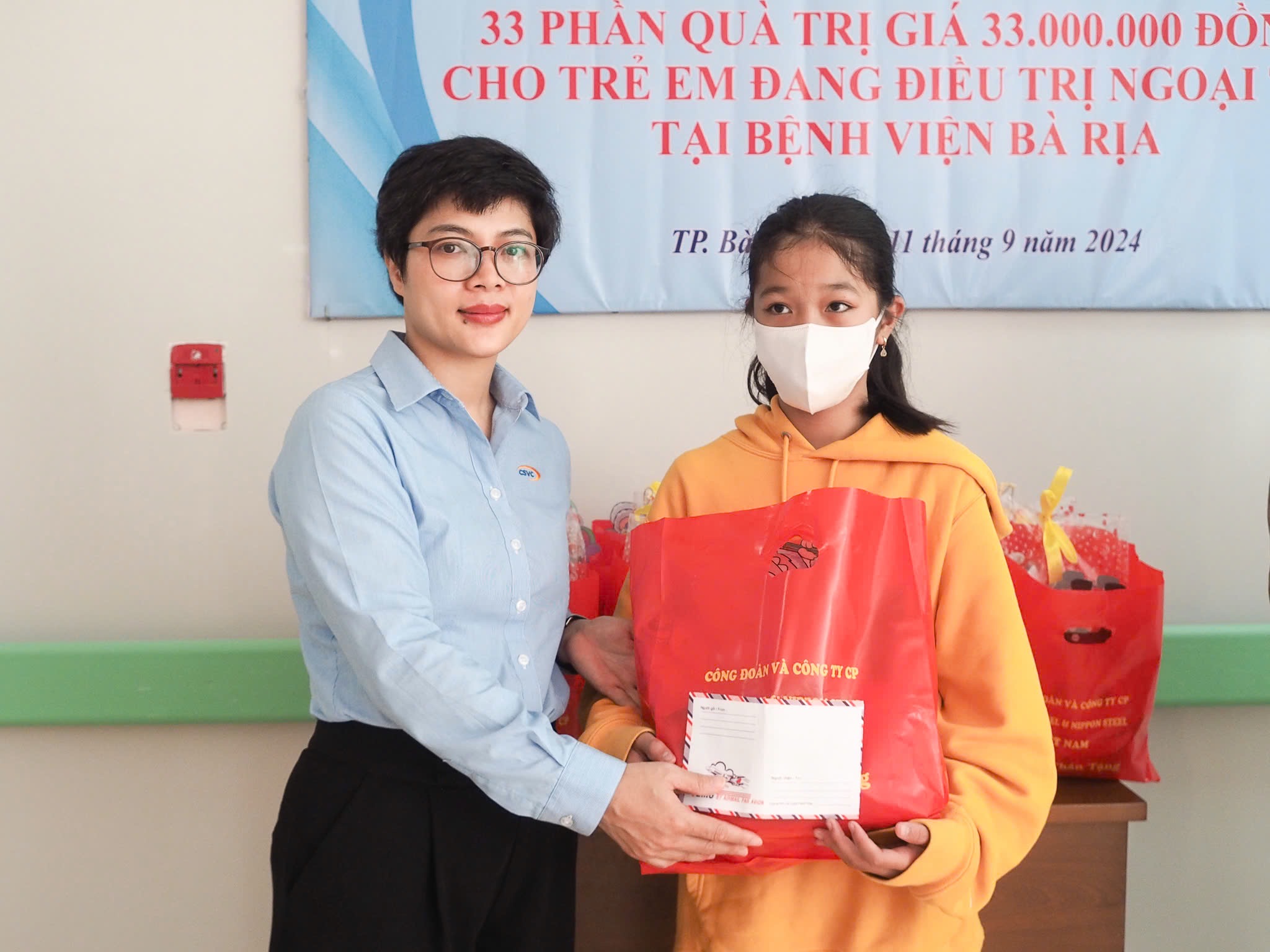 GIVING MID-AUTUMN GIFTS TO HIV-INFECTED CHILDREN WHO ARE UNDERGOING OUTPATIENT TREATMENT AT BA RIA HOSPITAL.