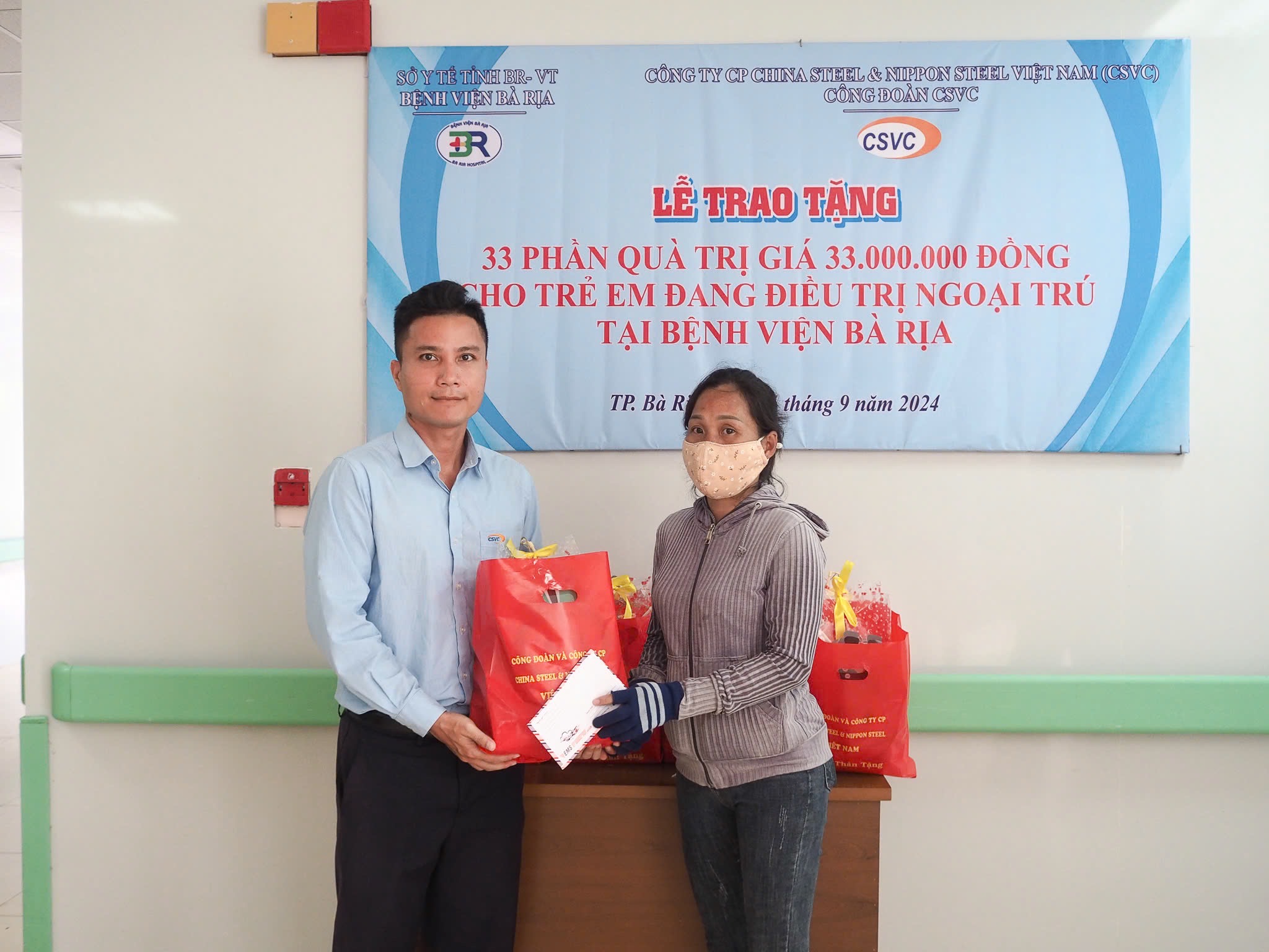 GIVING MID-AUTUMN GIFTS TO HIV-INFECTED CHILDREN WHO ARE UNDERGOING OUTPATIENT TREATMENT AT BA RIA HOSPITAL.