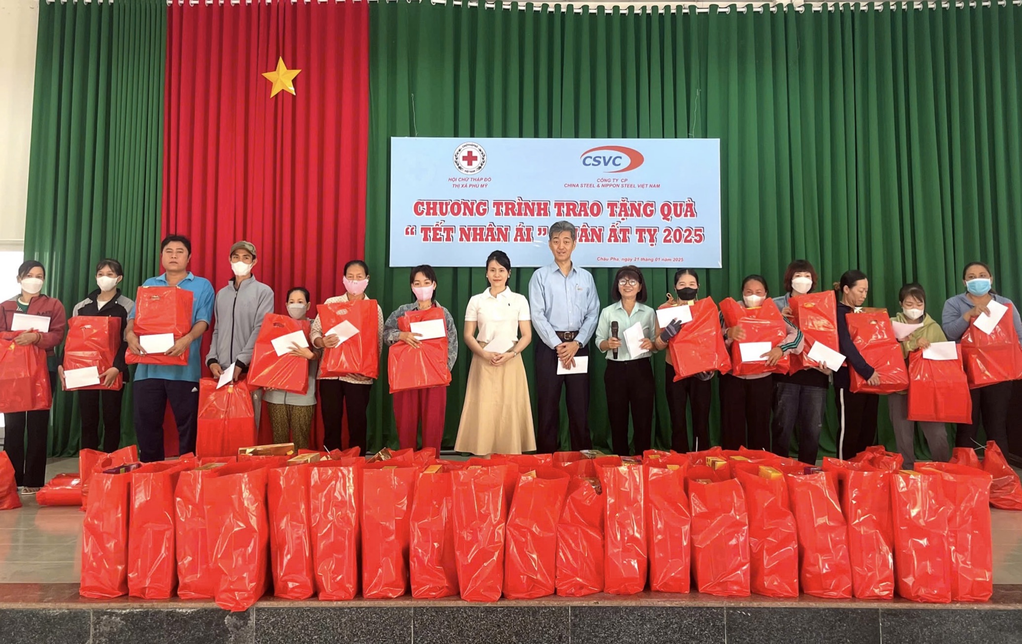 CSVC Spreads Warmth in Lunar New Year 2025: Over 90 Tet Gift Packages Given to Underprivileged Families in Chau Pha commune, Phu My town.