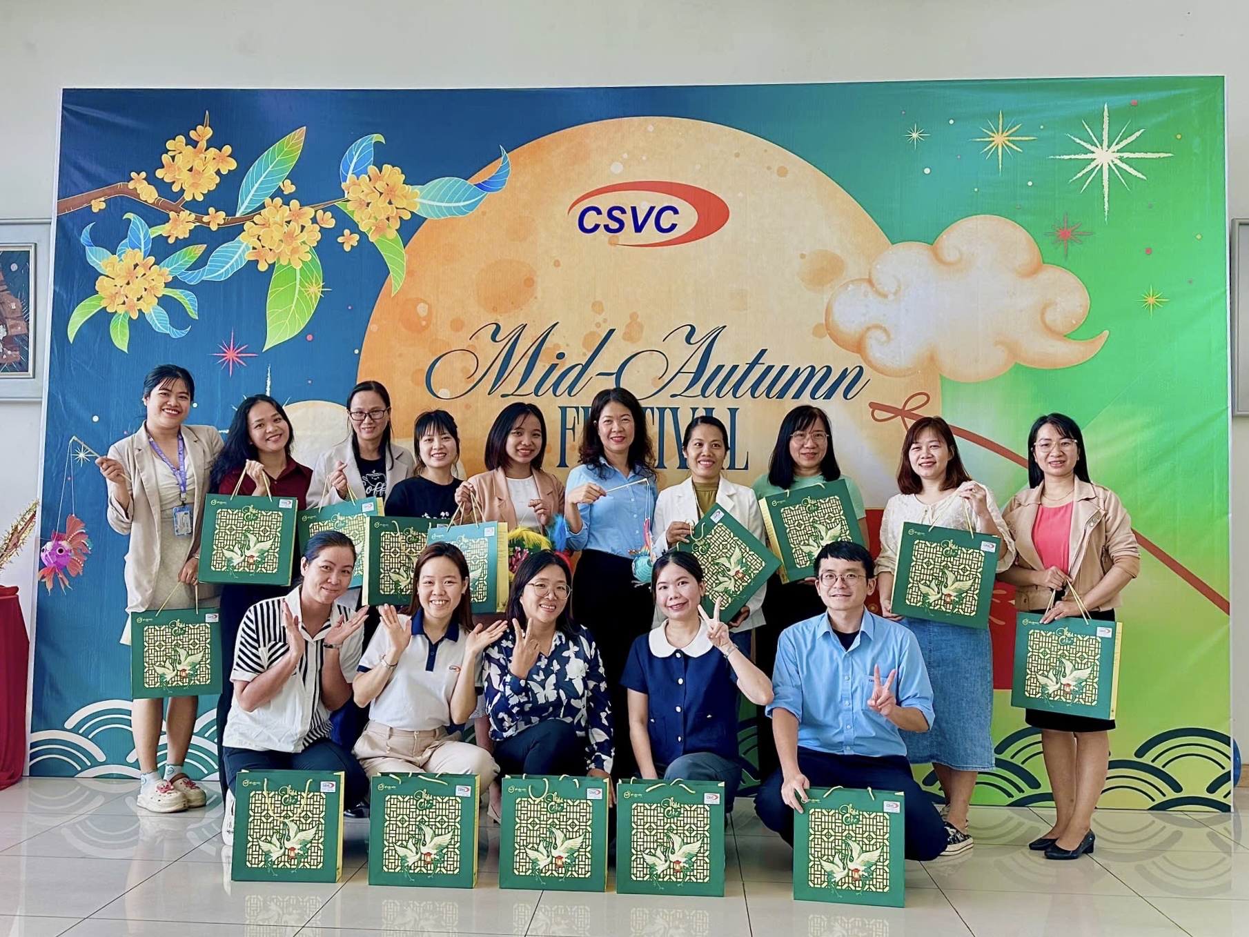 CSVC PRESENTS MID-AUTUMN FESTIVAL GIFTS, SENDING WISHES OF REUNION TO ALL EMPLOYEES