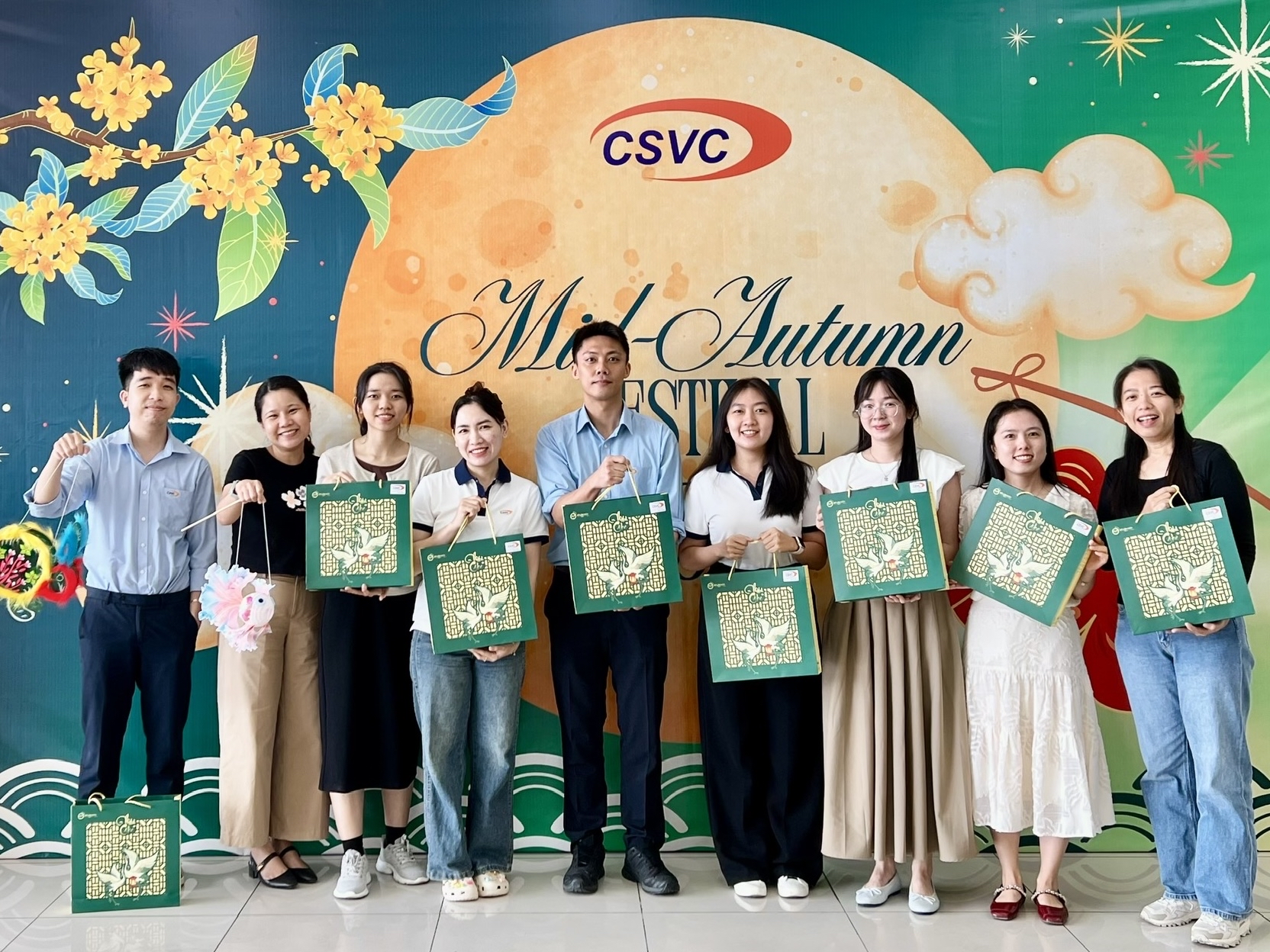 CSVC PRESENTS MID-AUTUMN FESTIVAL GIFTS, SENDING WISHES OF REUNION TO ALL EMPLOYEES