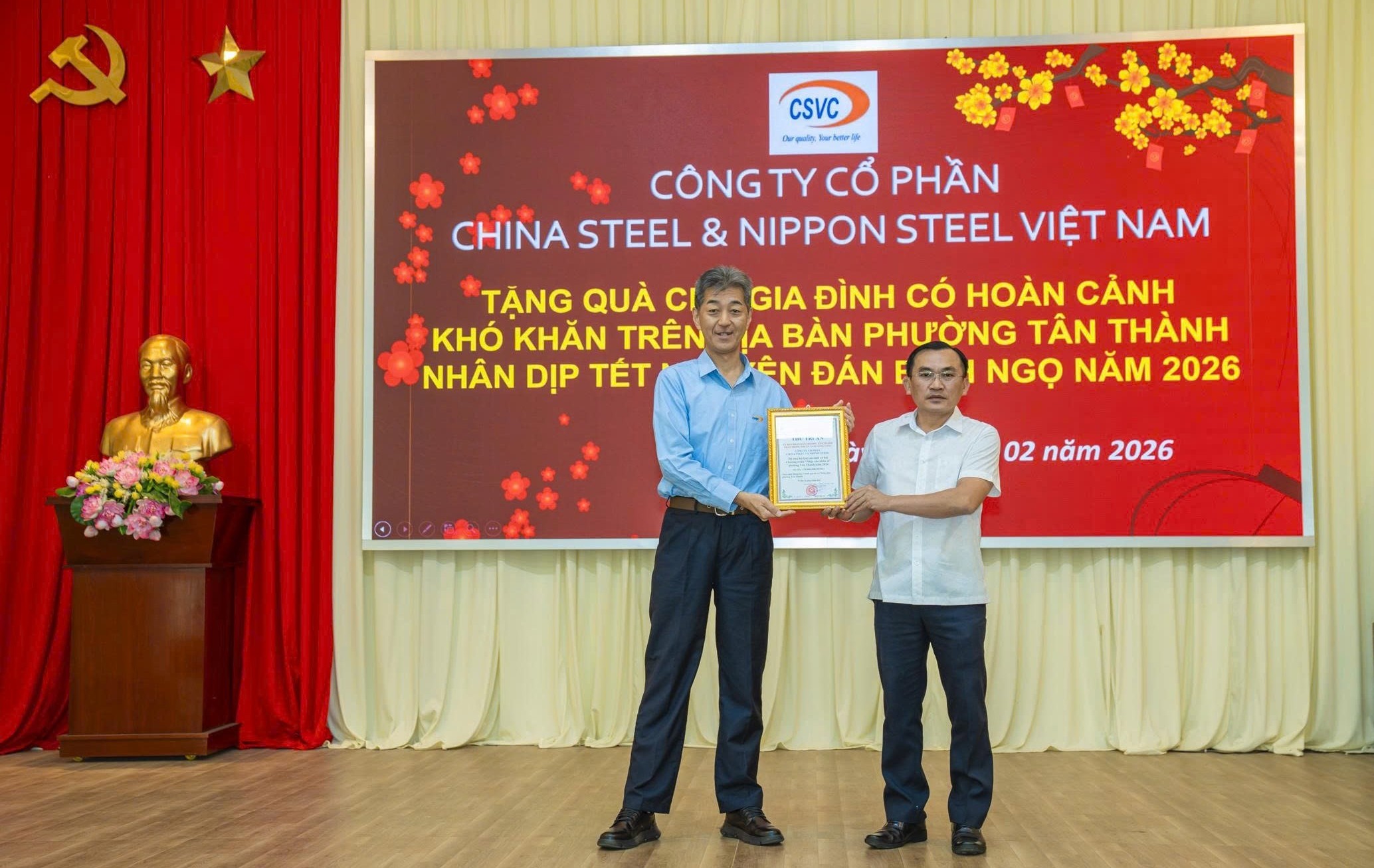 CSVC PRESENTS 90 TET GIFTS TO DISADVANTAGED HOUSEHOLDS IN TAN THANH WARD