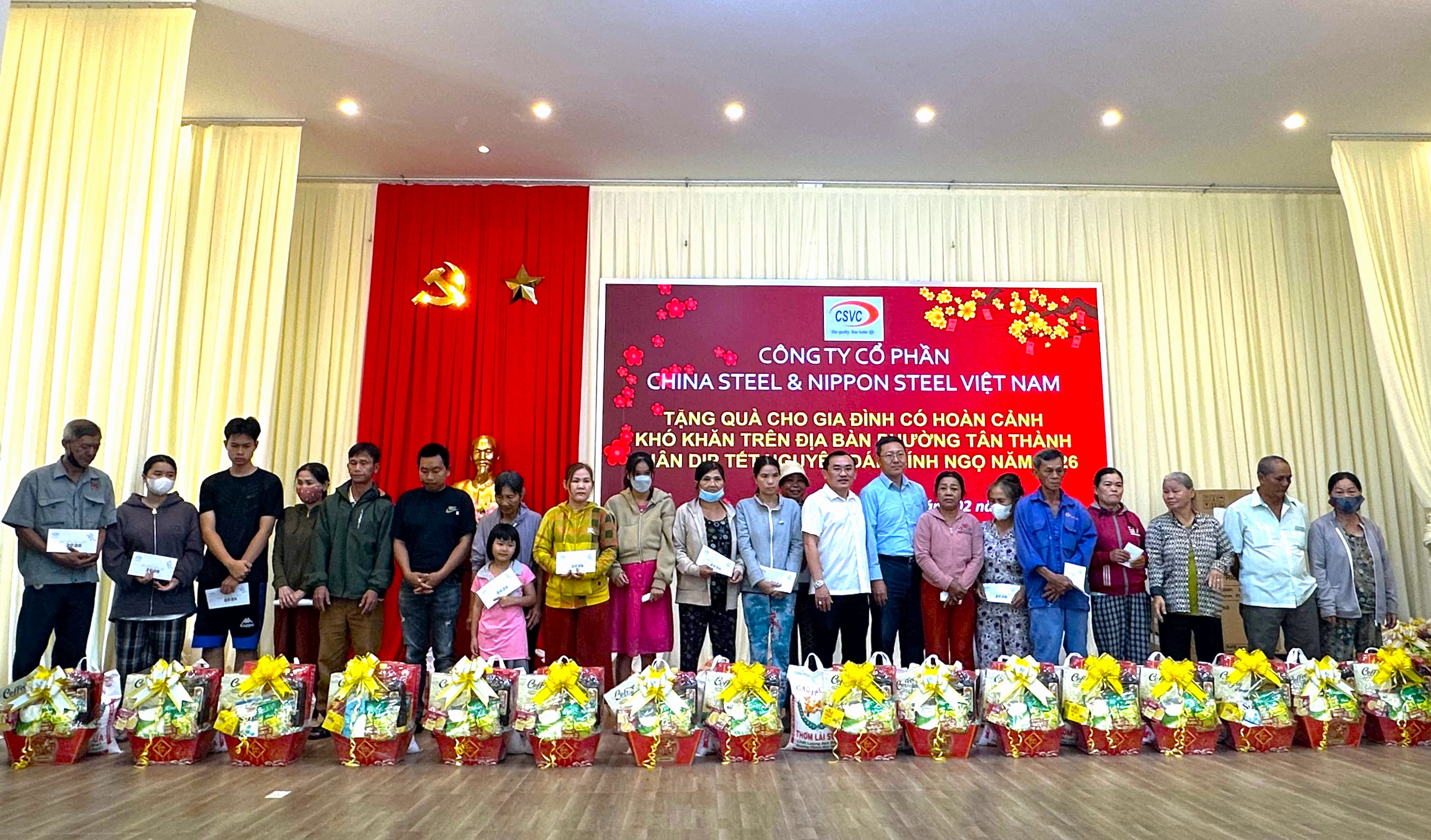 CSVC PRESENTS 90 TET GIFTS TO DISADVANTAGED HOUSEHOLDS IN TAN THANH WARD