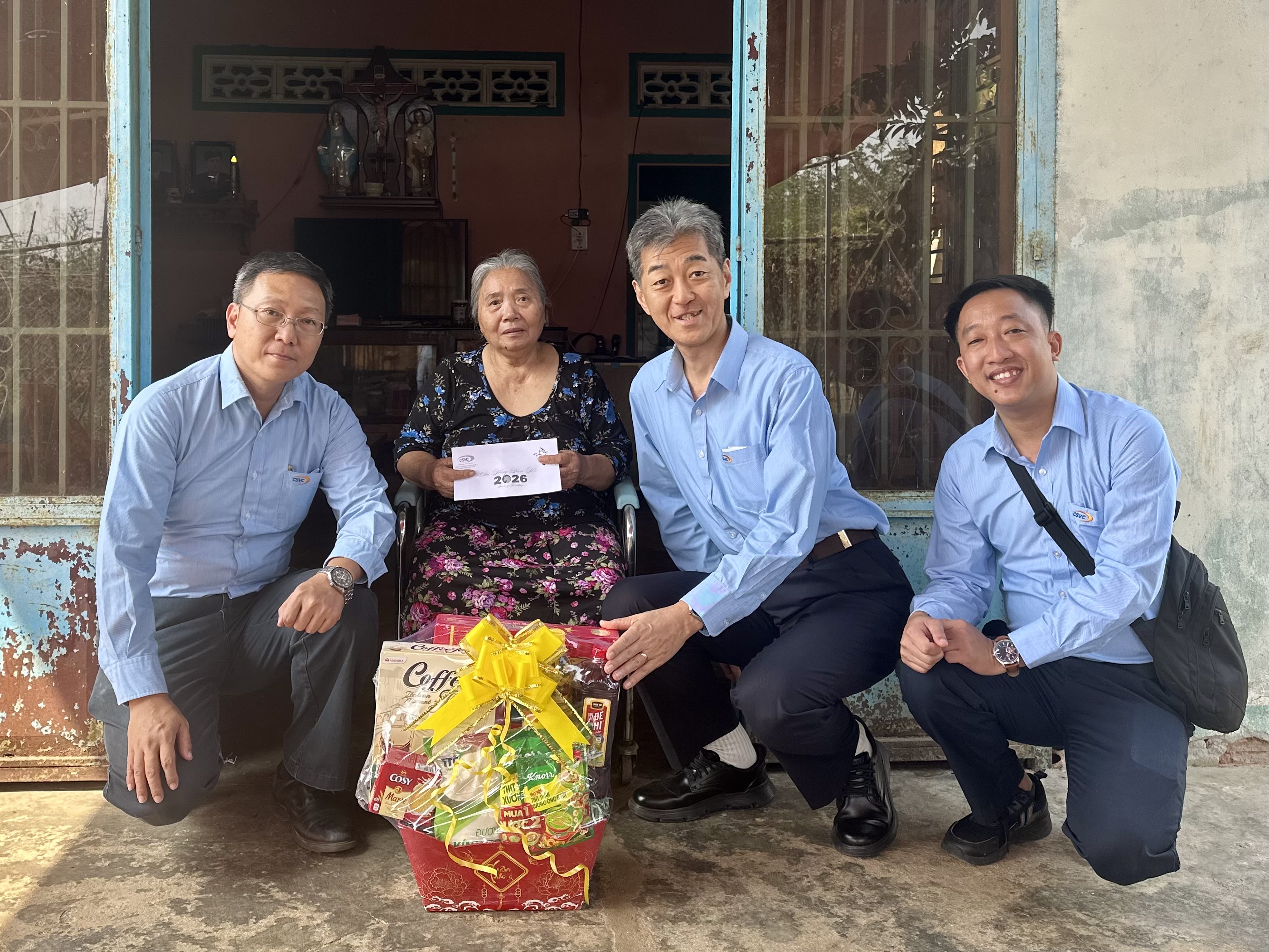 CSVC PRESENTS 90 TET GIFTS TO DISADVANTAGED HOUSEHOLDS IN TAN THANH WARD