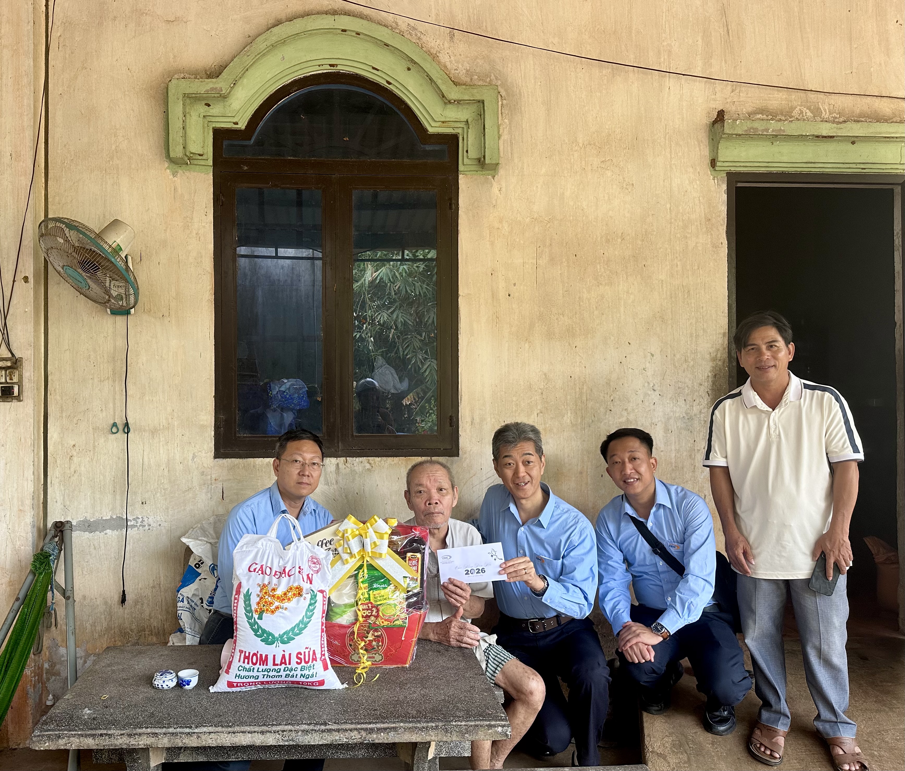 CSVC PRESENTS 90 TET GIFTS TO DISADVANTAGED HOUSEHOLDS IN TAN THANH WARD