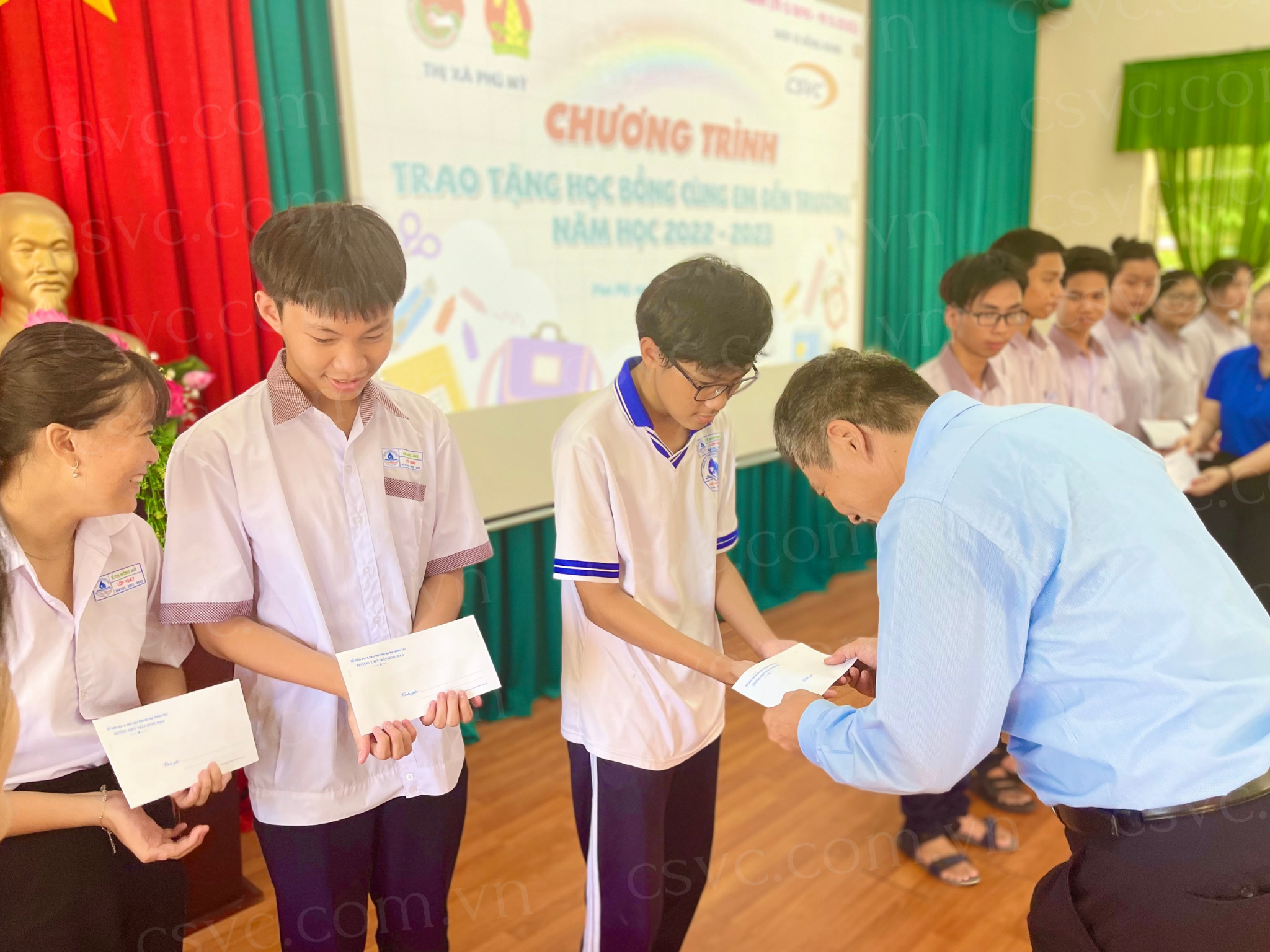 CSVC SPONSORED PHÚ MỸ TOWN YOUNG PIONEERS' ORGANIZATION FOR GIVING SCHOLARSHIPS TO DISADVANTAGED HIGHSCHOOL STUDENTS IN BA RIA - VUNG TAU PROVINCE