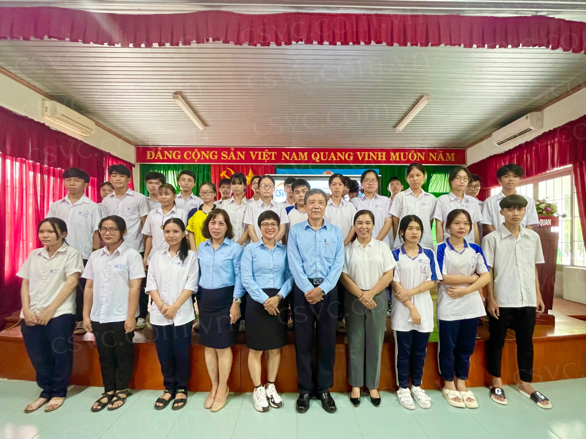CSVC SPONSORED PHÚ MỸ TOWN YOUNG PIONEERS' ORGANIZATION FOR GIVING SCHOLARSHIPS TO DISADVANTAGED HIGHSCHOOL STUDENTS IN BA RIA - VUNG TAU PROVINCE