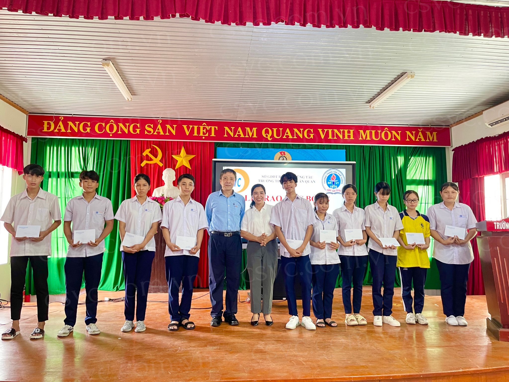 CSVC SPONSORED PHÚ MỸ TOWN YOUNG PIONEERS' ORGANIZATION FOR GIVING SCHOLARSHIPS TO DISADVANTAGED HIGHSCHOOL STUDENTS IN BA RIA - VUNG TAU PROVINCE
